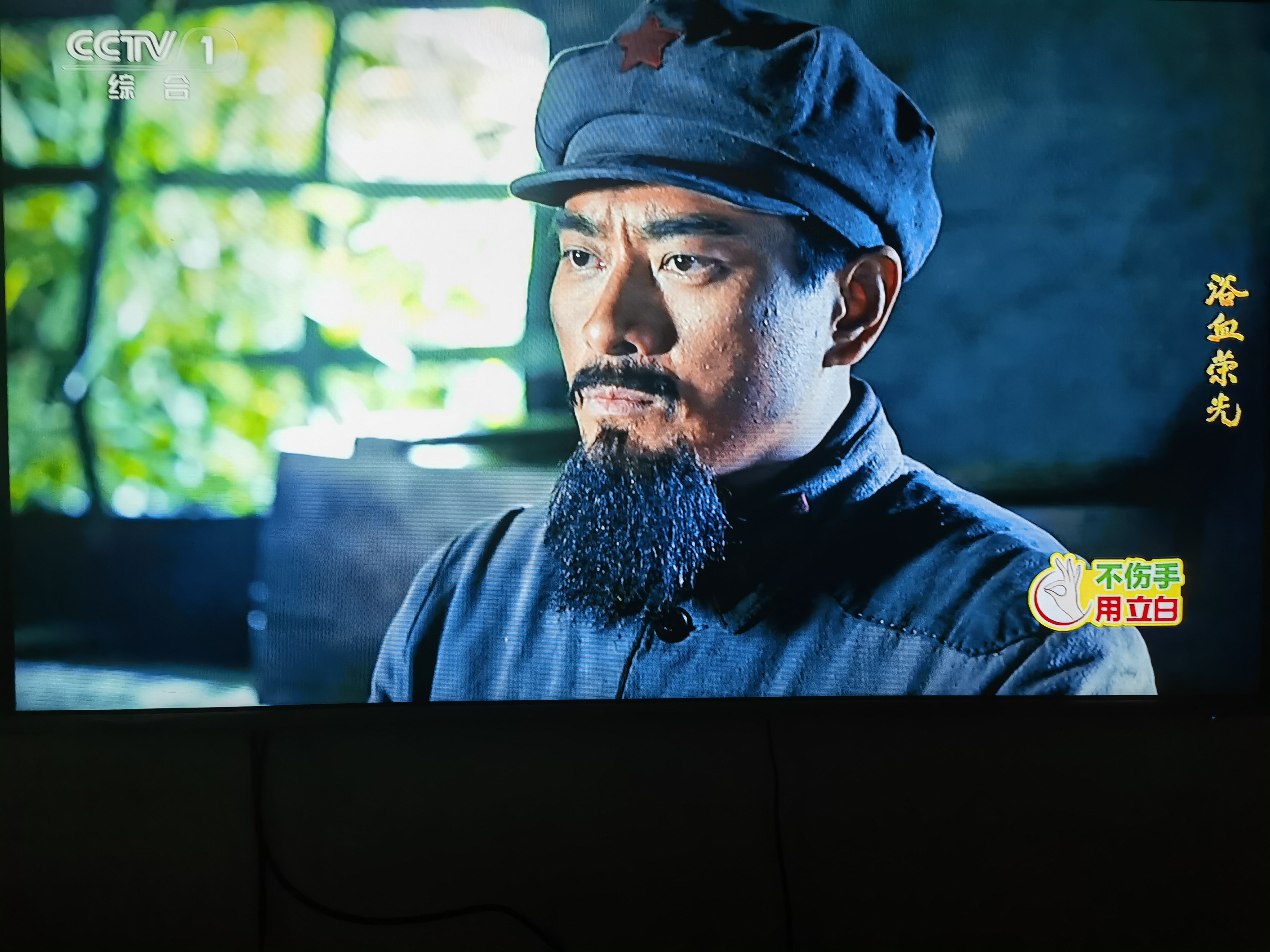 无论谁,戴一个大分头发套,下巴上安个痣,就是特型演员,就可以当主角