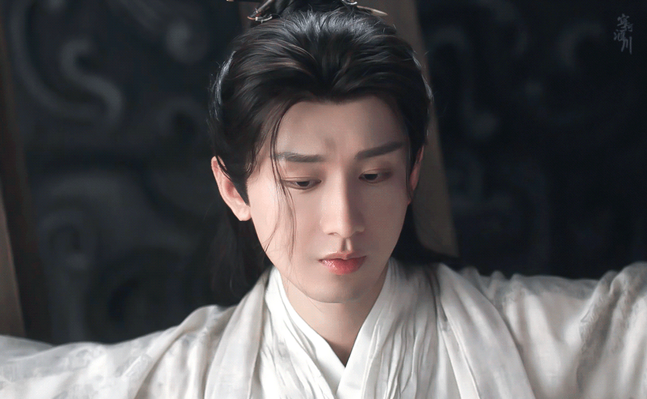 他的演技,不仅仅是台词和动作,更是那深邃的眼神,透露出无尽的情感.