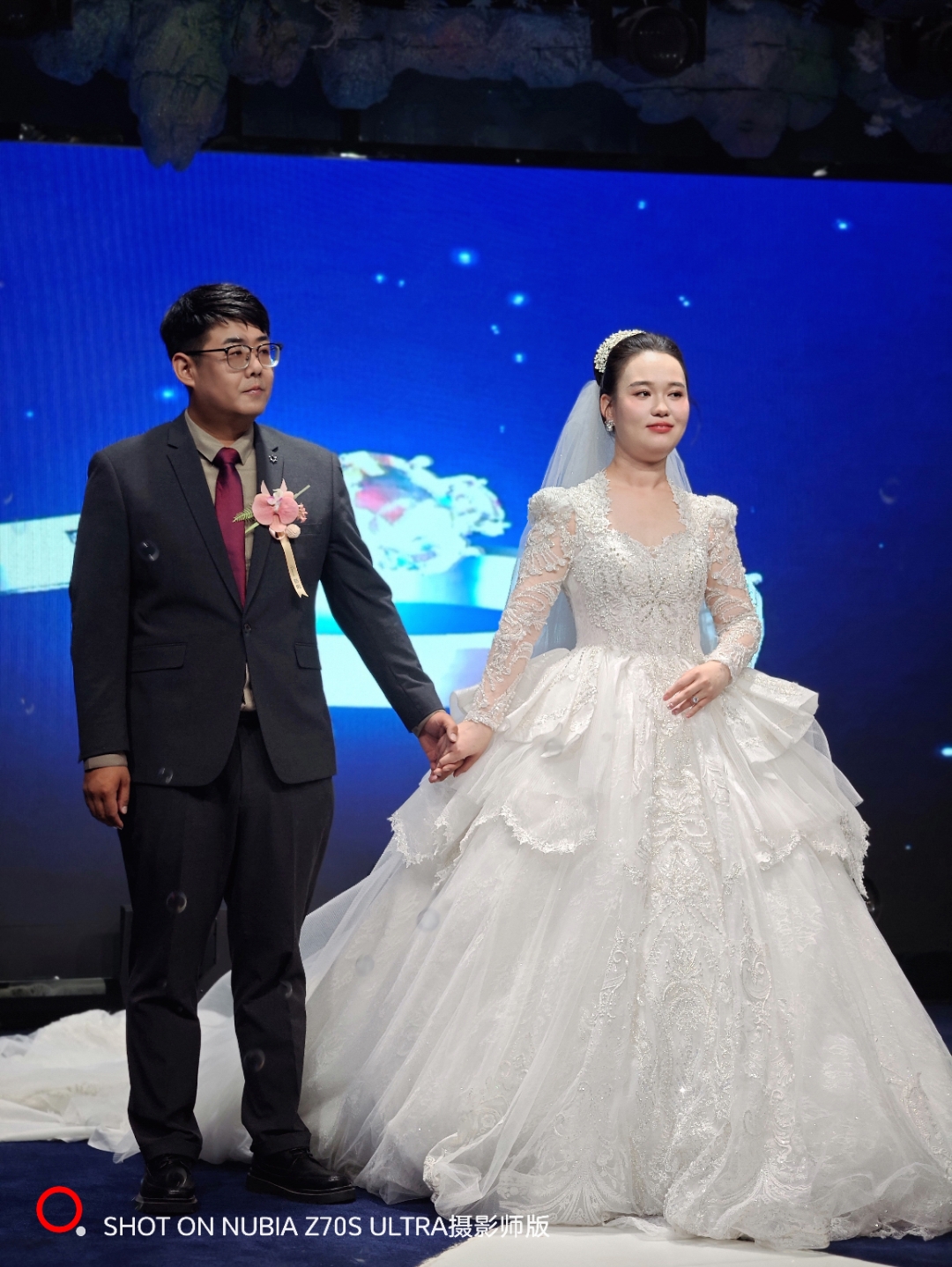 刚才去参加同事的婚礼,吃了一顿大餐,见证了他们甜蜜的爱情,结婚的