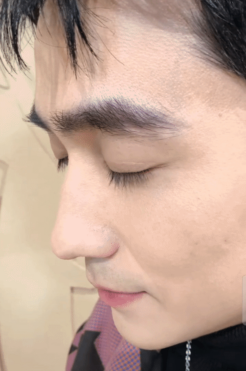 记者:"朱一龙的眼睫毛怎么那么长啊,是不是真的?