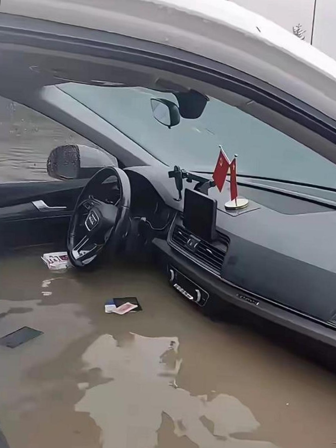 车主此刻估计心都在滴血,这损失可太大啦!#热点引擎计划