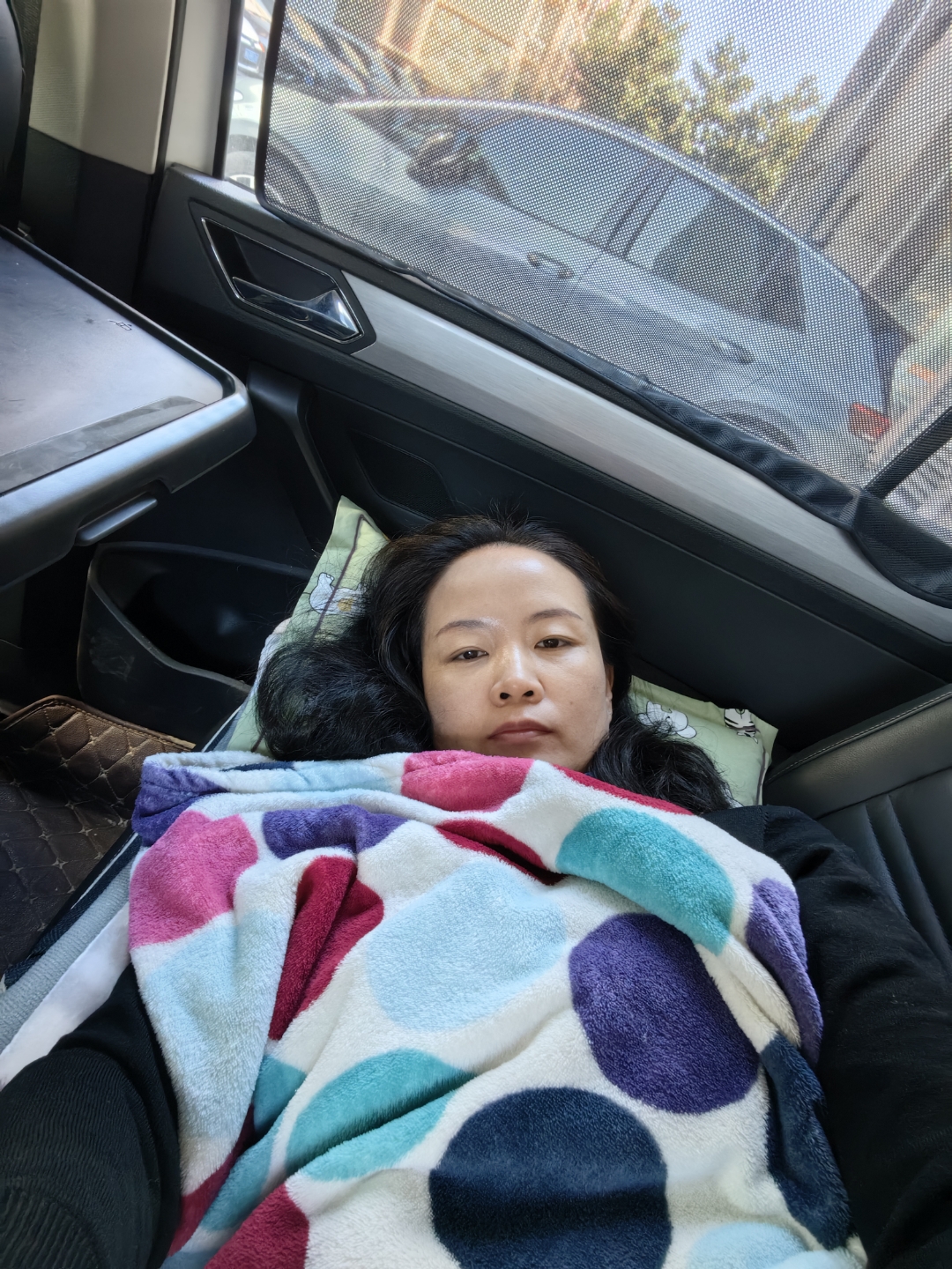 妈妈坐在车后排