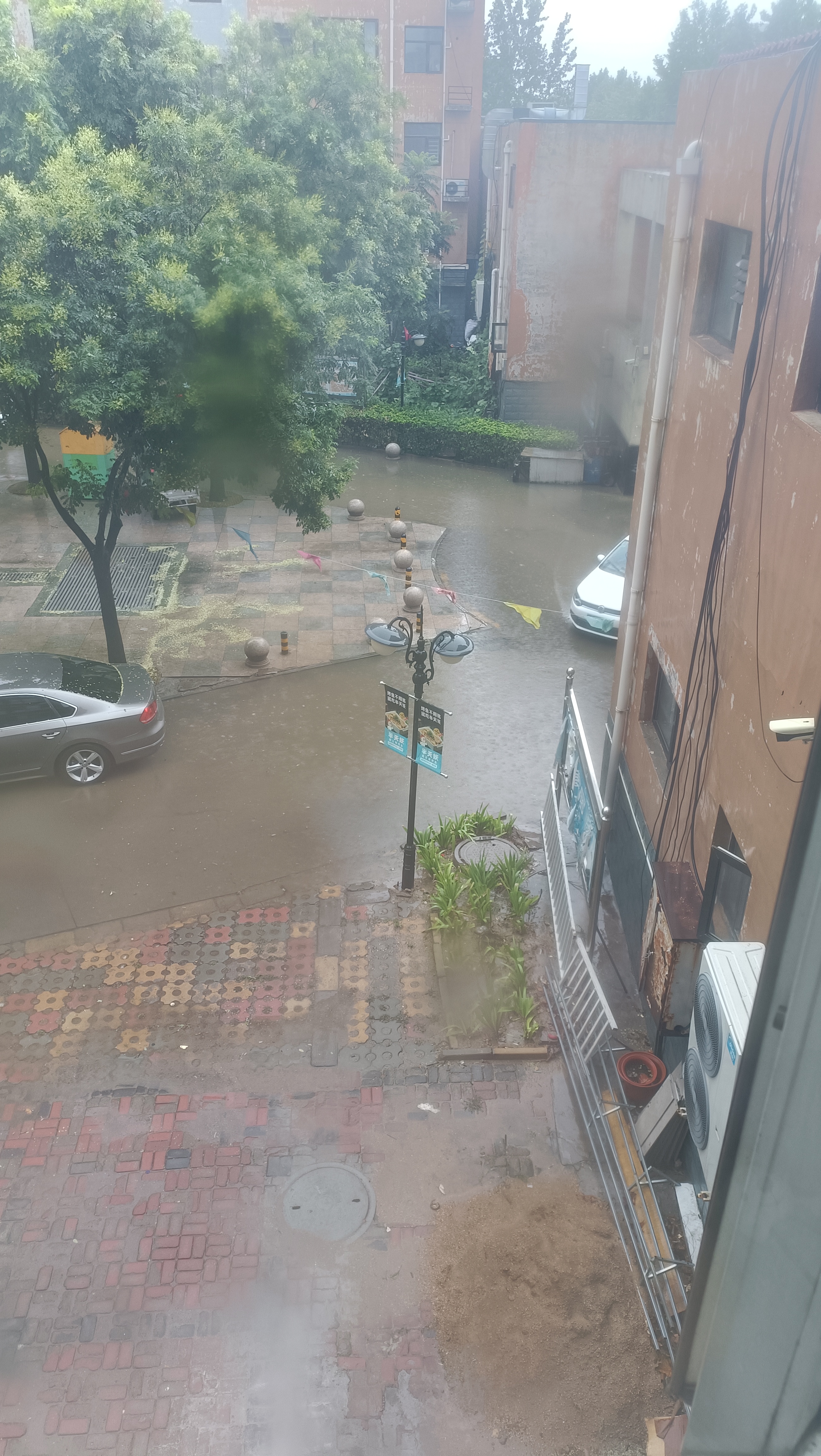 小区下雨照片图片