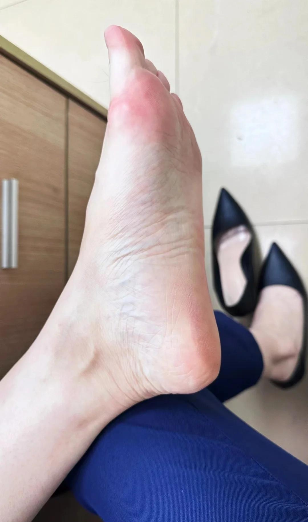 穿高跟鞋脚受罪!