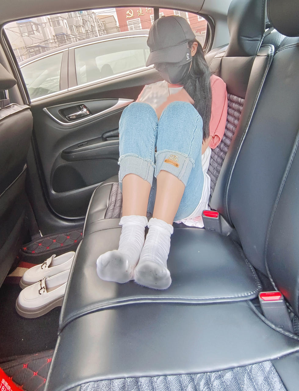 下雨天脚踩进水坑里,穿着脏袜子走了一下午,终于可