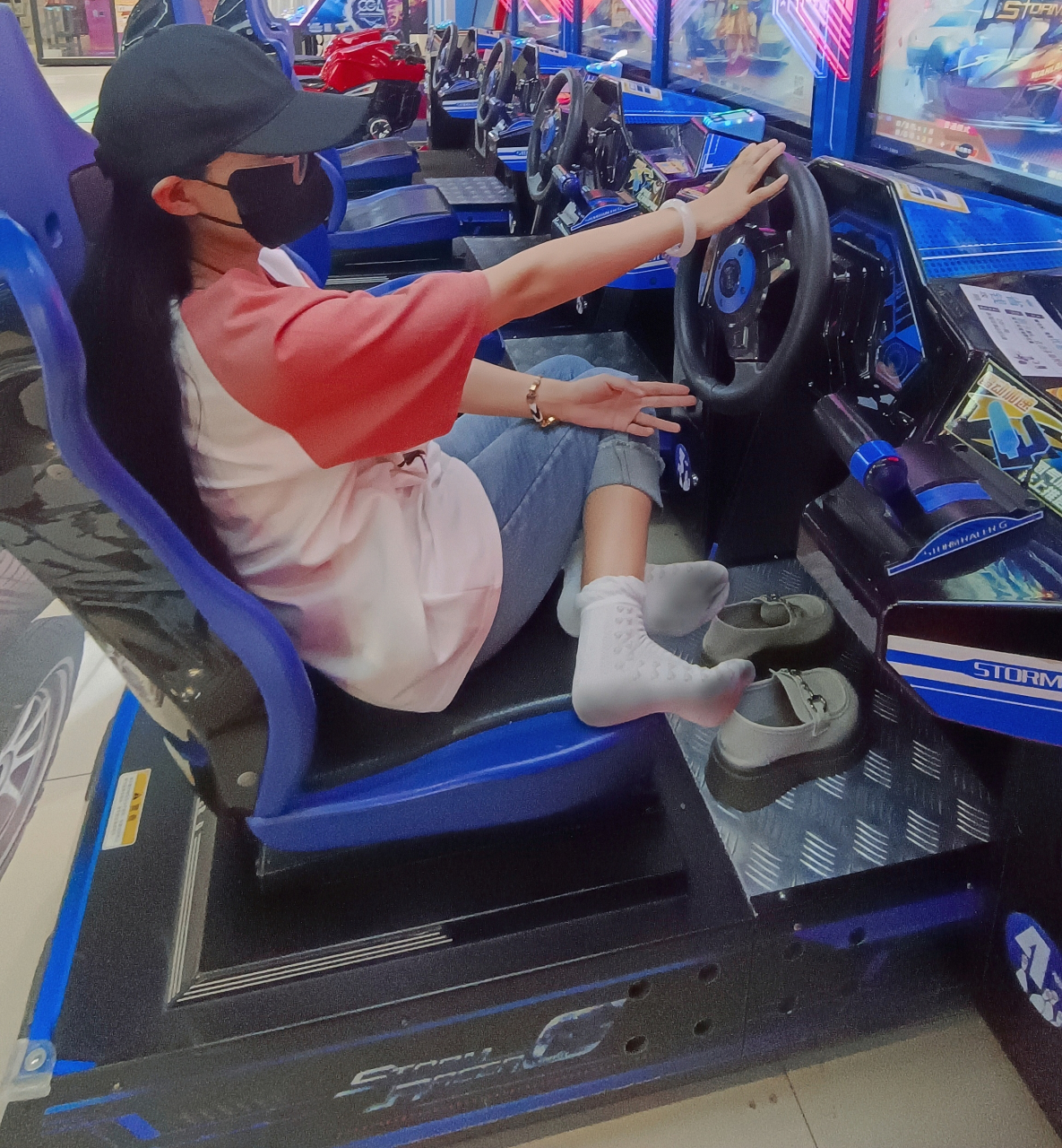 玩完游戏给脚丫透透气#美腿玉足