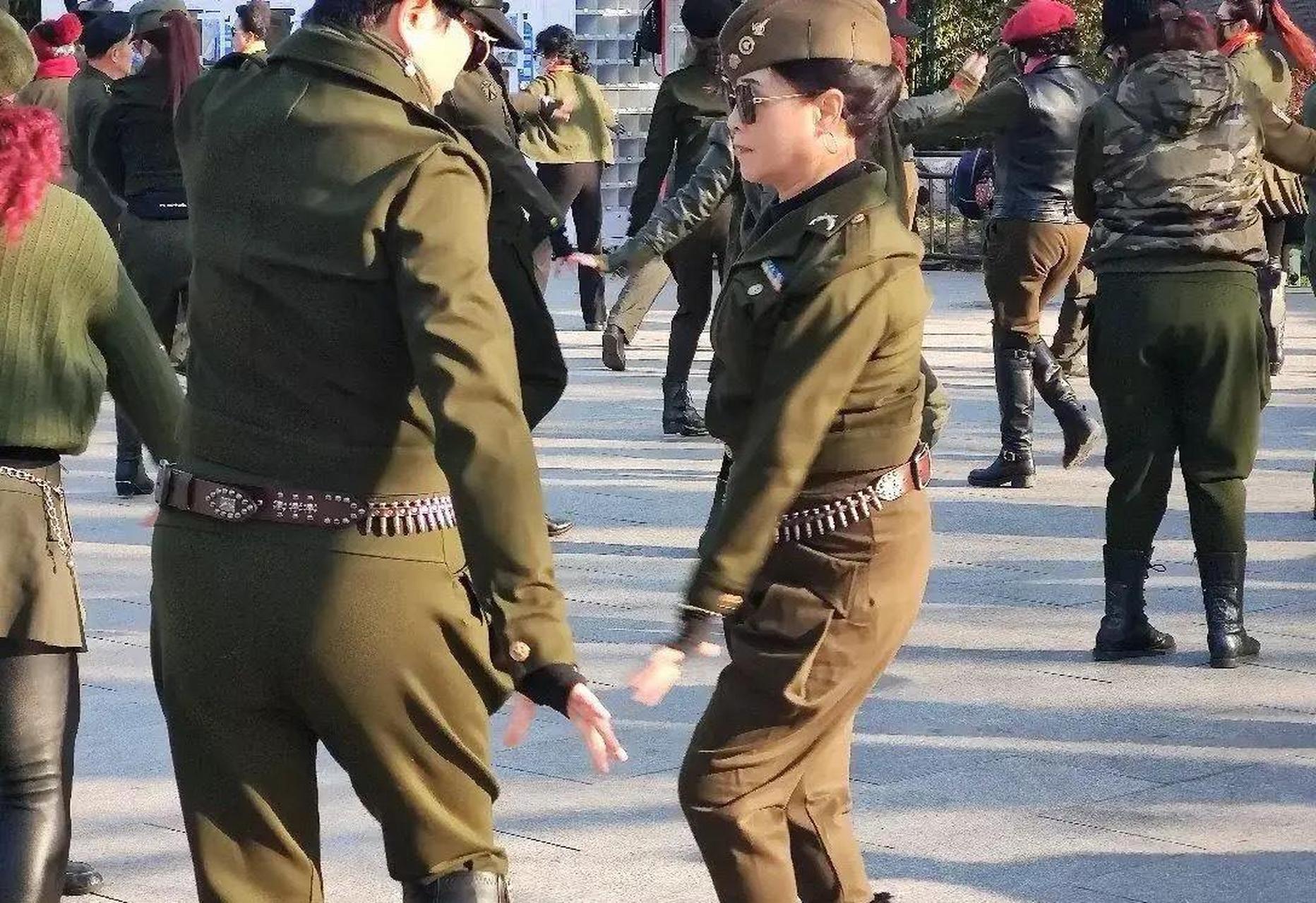 北京陶然亭公园,有几个大妈们,身穿国民党女军官服,腰上还围一圈假