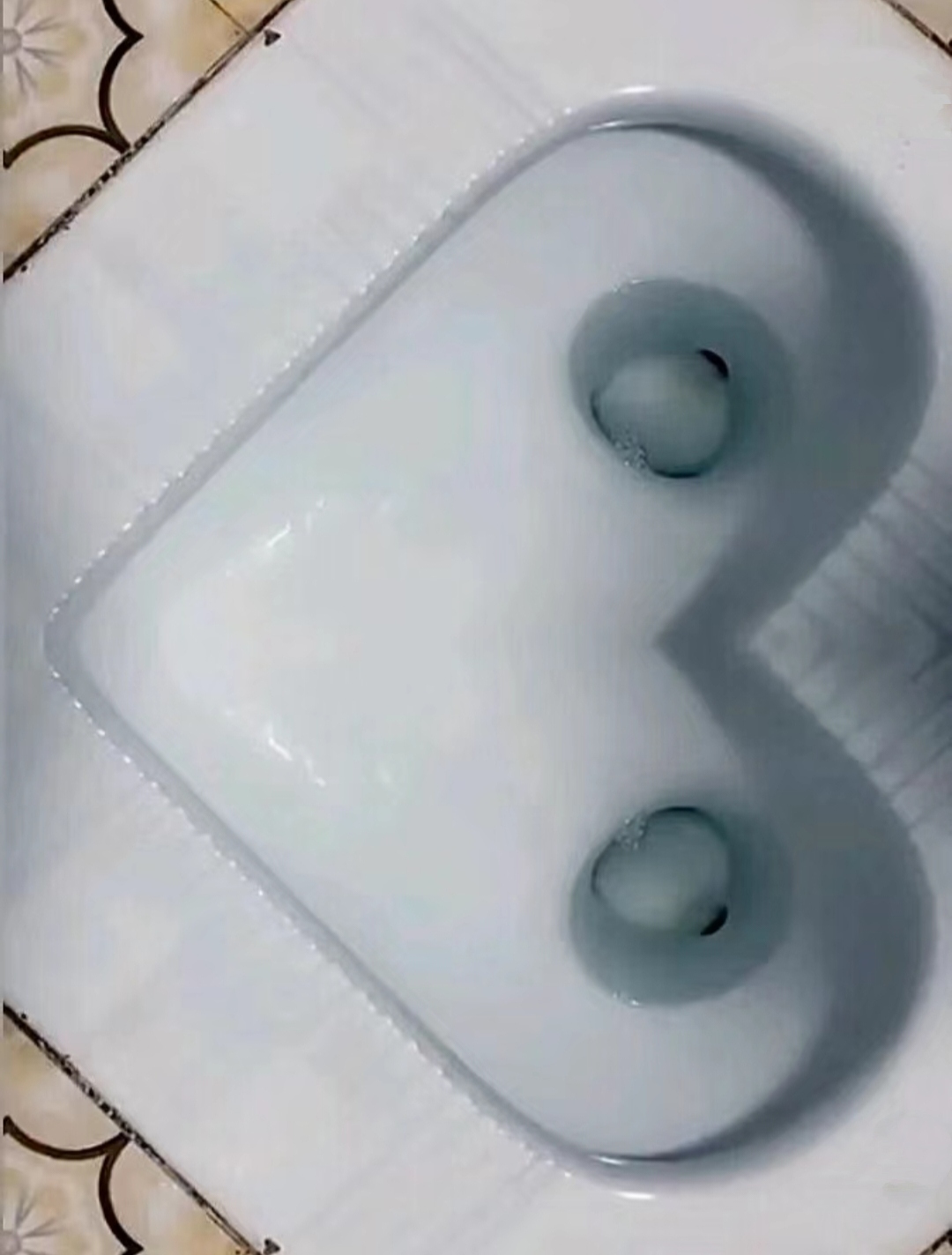 厕所都设计成心形的,这是为一个人设计还是为两个人设计的厕所?