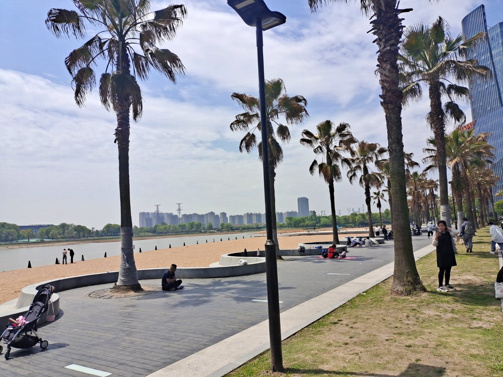 杭州下沙金沙湖公园,湖面不是很大,湘水也很低也可能是在在建工程期的