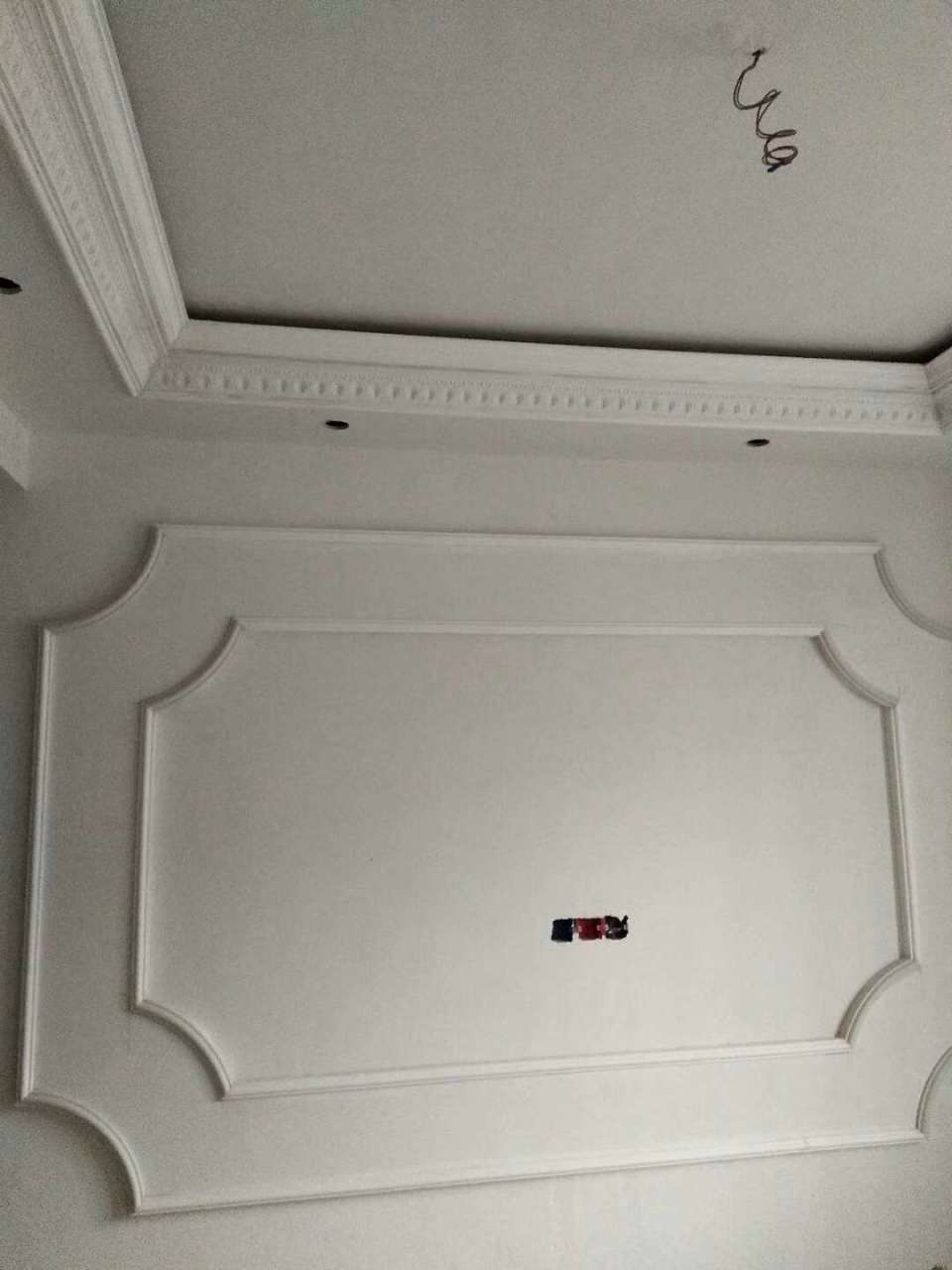 石膏线要求横平竖直,特别是毛坯房,应该弹墨线安装