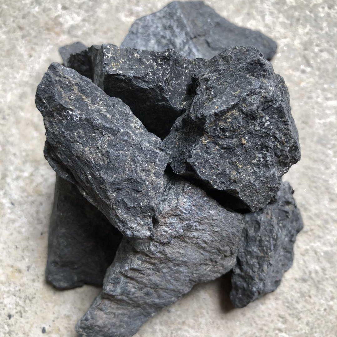 镍铁矿是红土镍矿的一种,这种矿物并不常见,其中镍铁矿的含铁含量较高