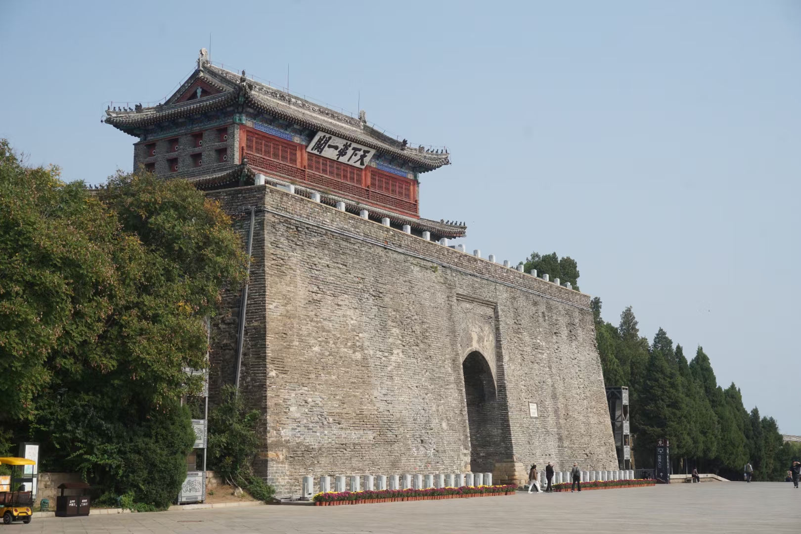 午餐后,便来到了著名的 秦皇岛市天下第一关景区,山海关第一楼和钟