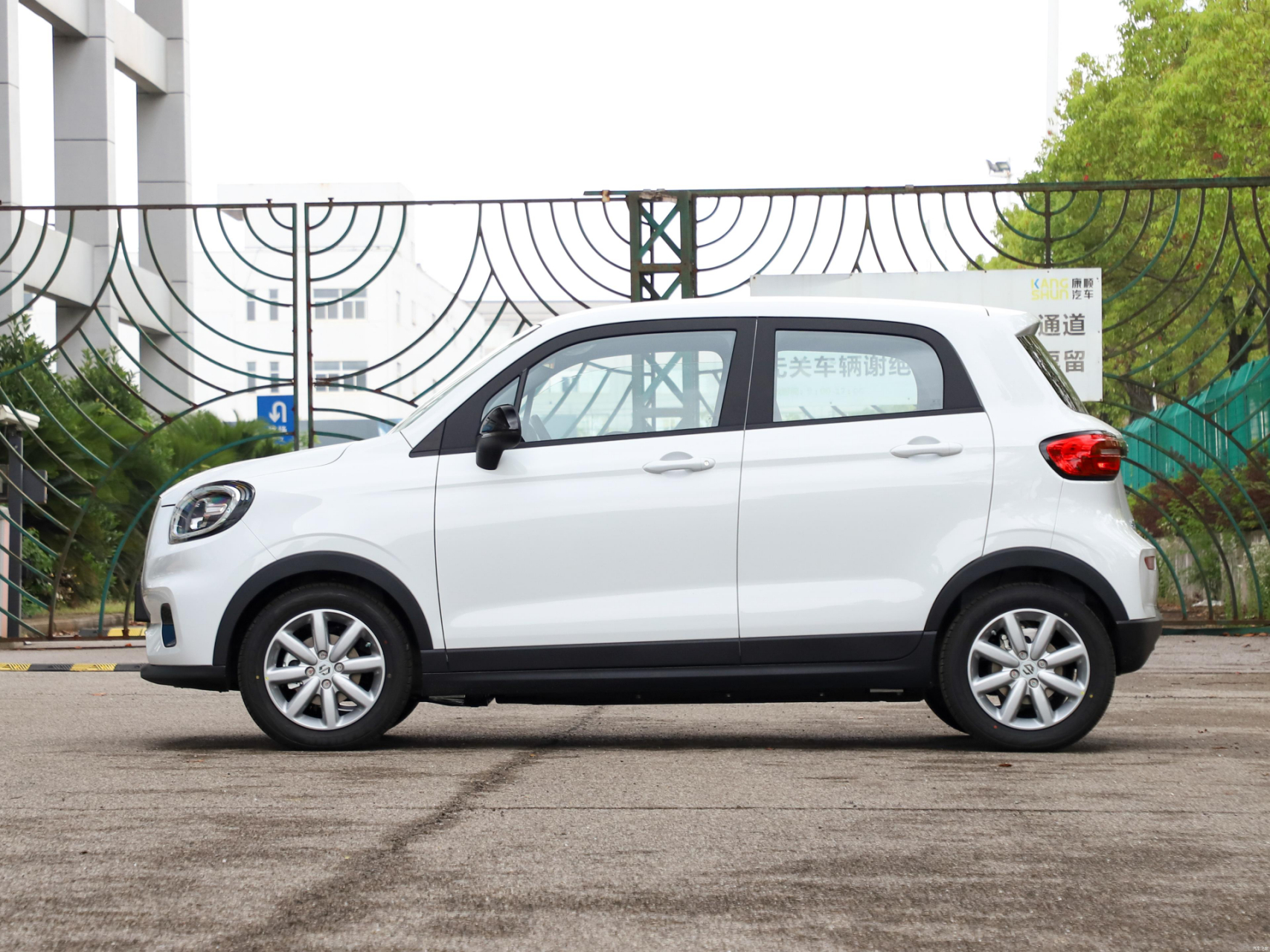 零跑汽车零跑t03 2023款 200轻享版 ,适合学生党,上班族开,代步首选