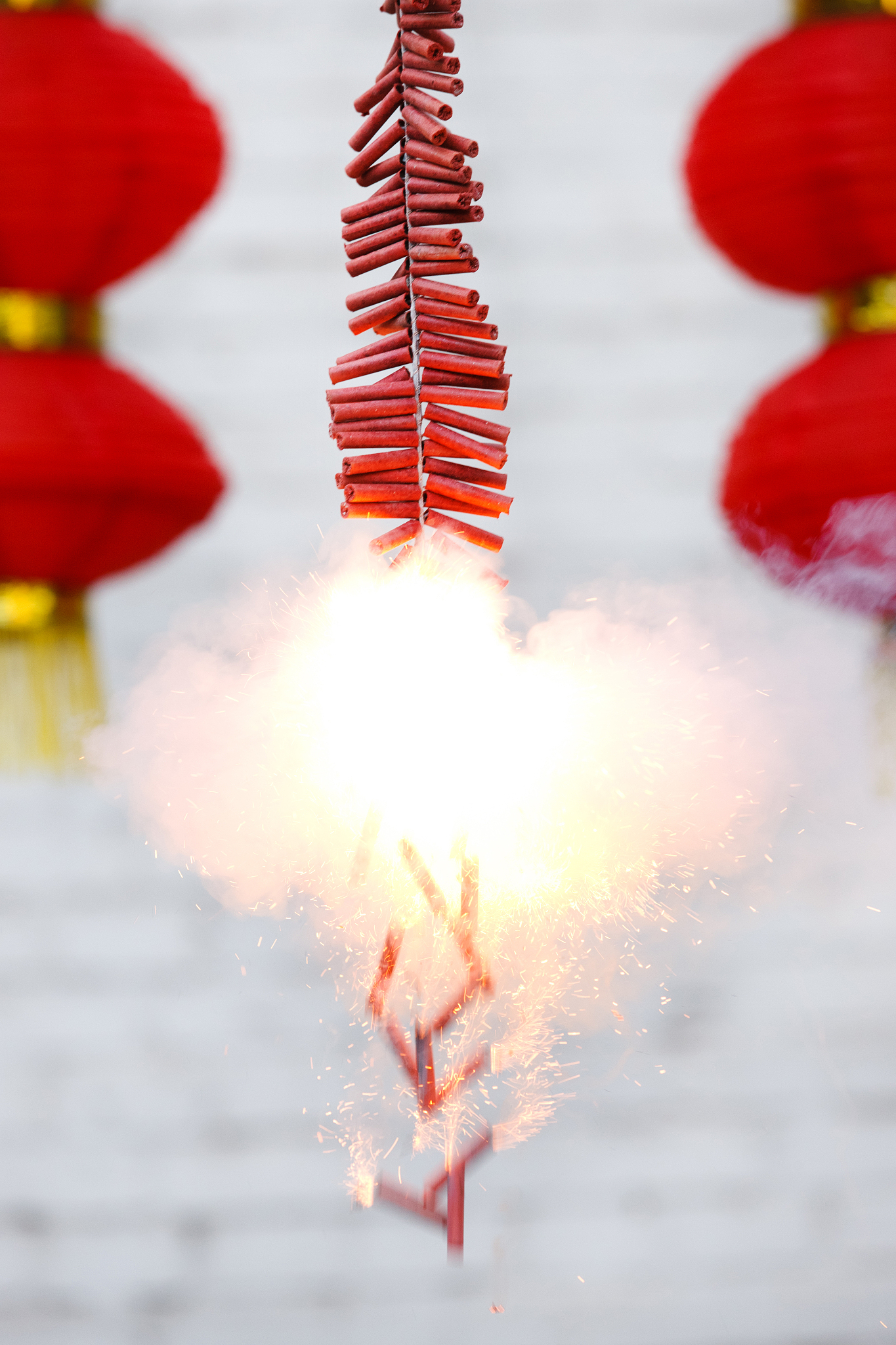 烟花瀑大地,鞭炮震乾坤. 华夏同欢乐,神州共沐春
