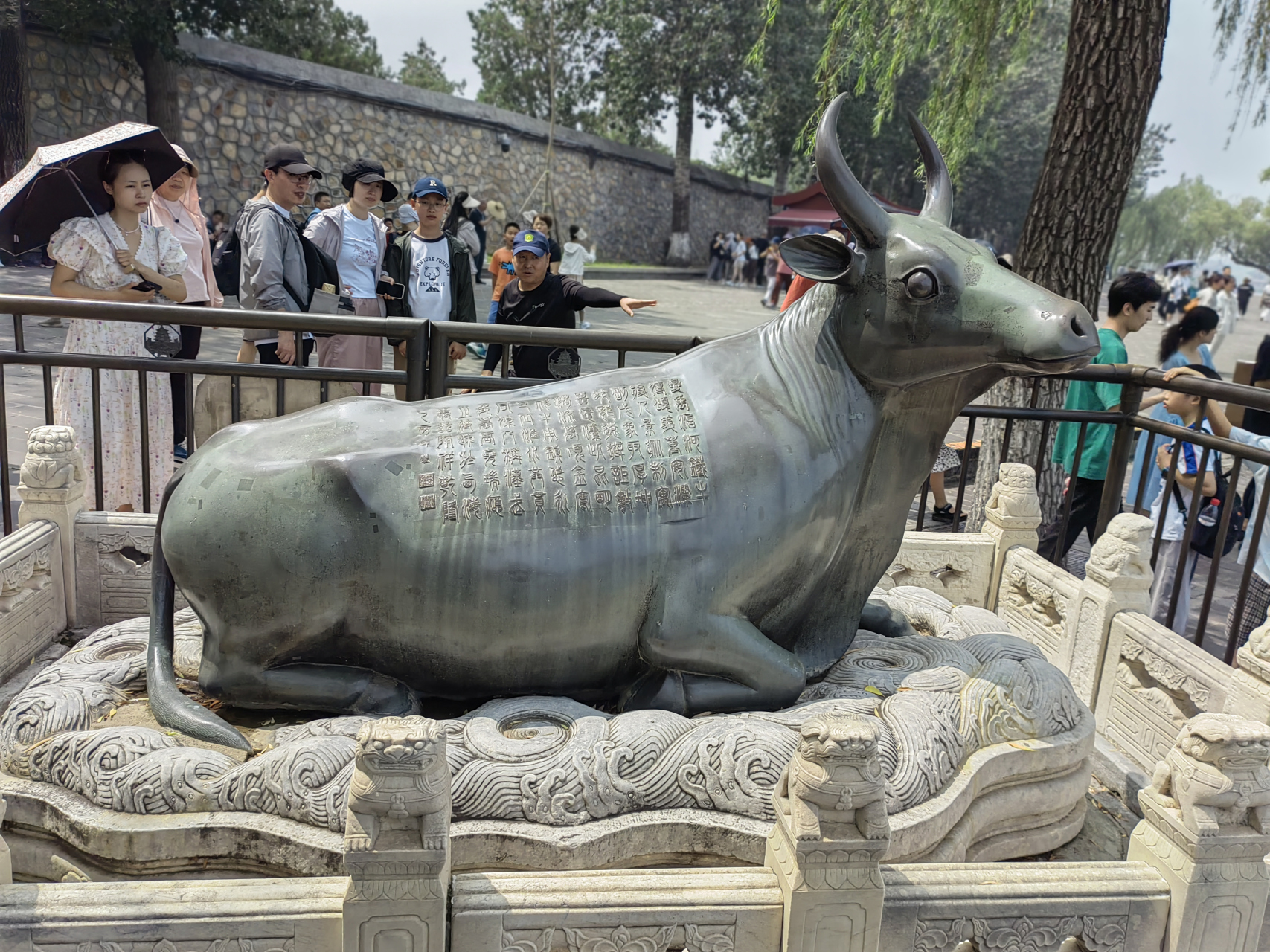 颐和园的铜牛和17拱桥. 大家可以去亲身感受下.