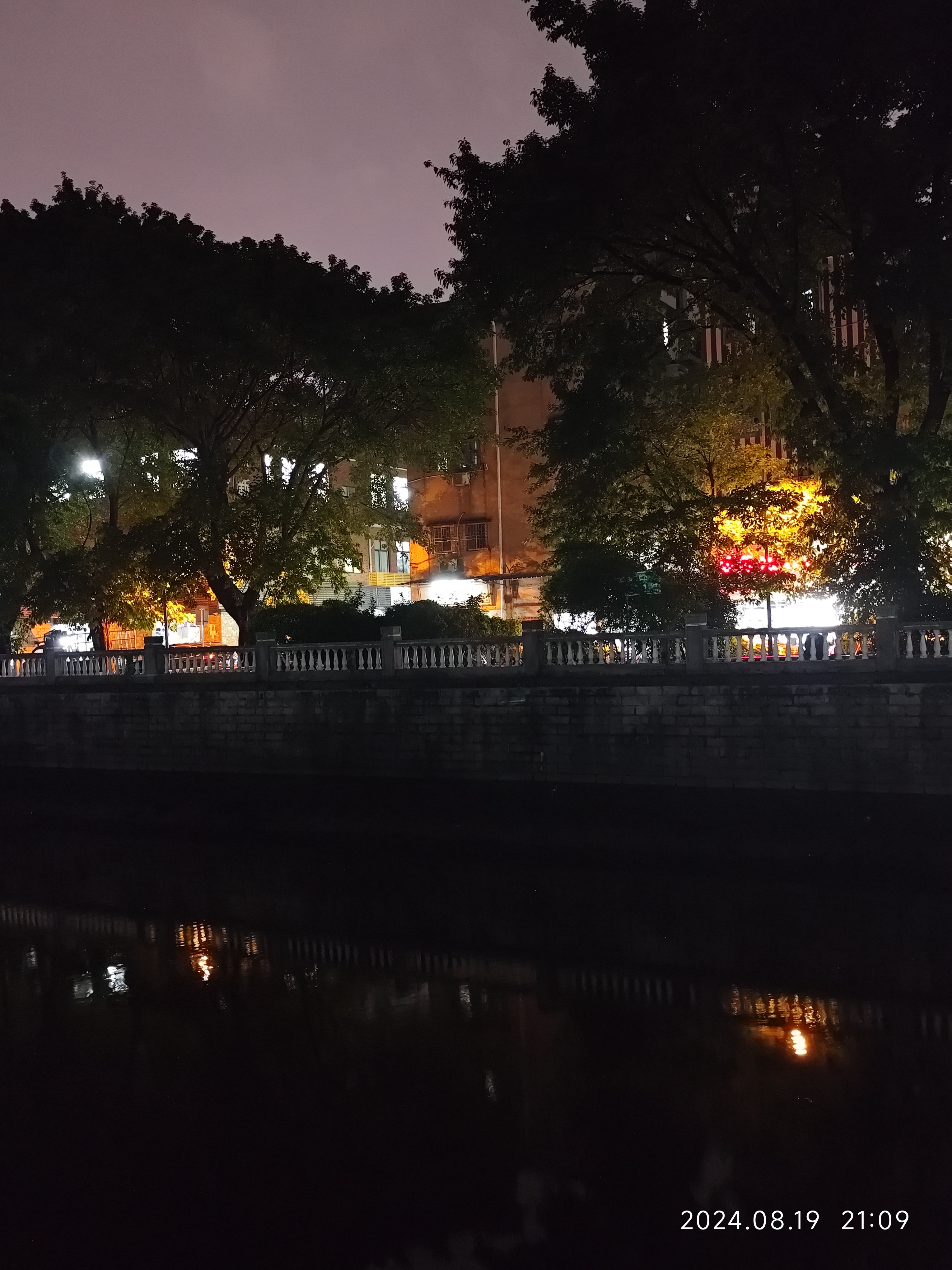 河边的夜景,宁静而美丽,是大自然赋予的治愈之地.