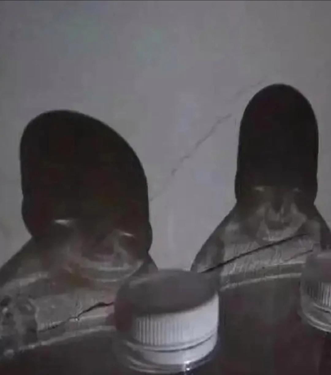 深夜起来上厕所,偶遇幽灵矿泉水瓶影,吓得我差点灵魂出窍!