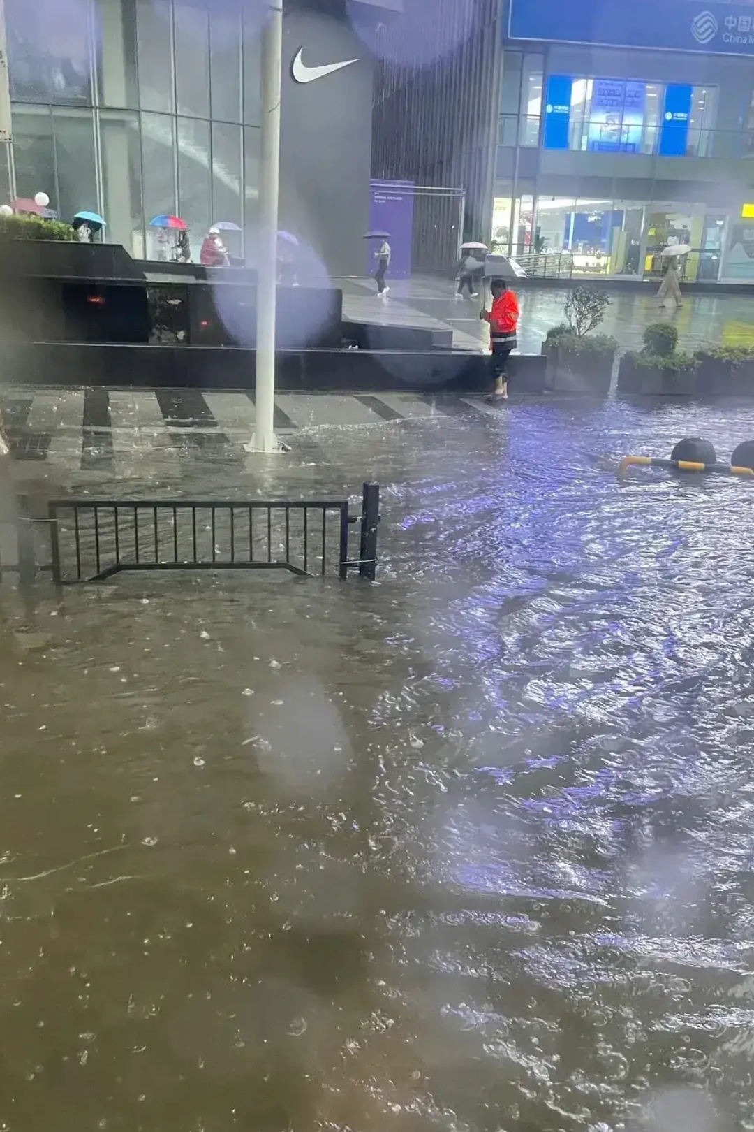 郑州下雨图片图片