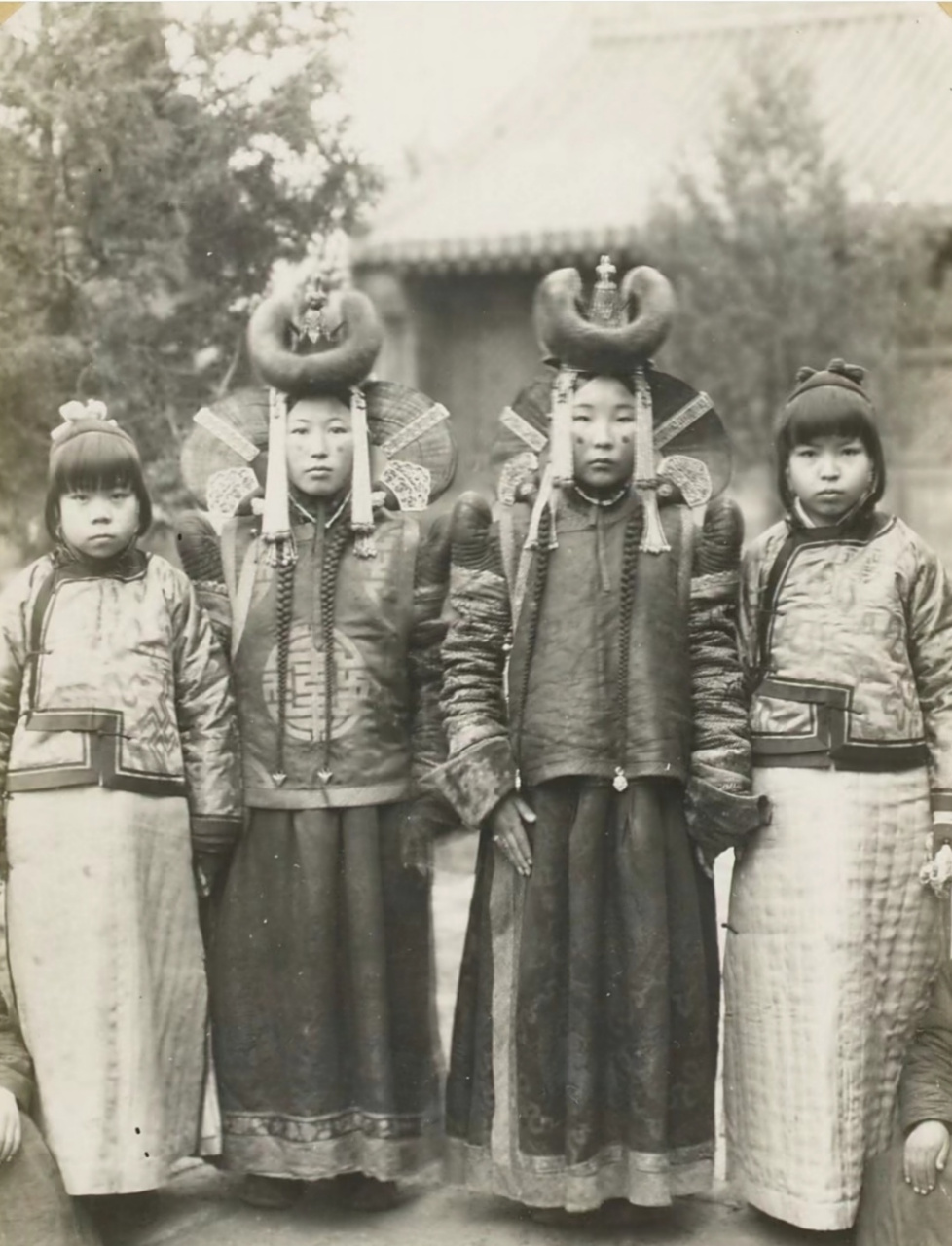 满清时期,满族格格与蒙古公主合照