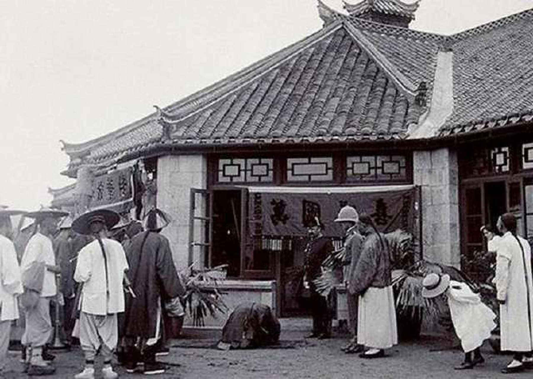 1900年八国联军入侵中国,占领北京以后对国人大肆屠杀,并且公然疯狂