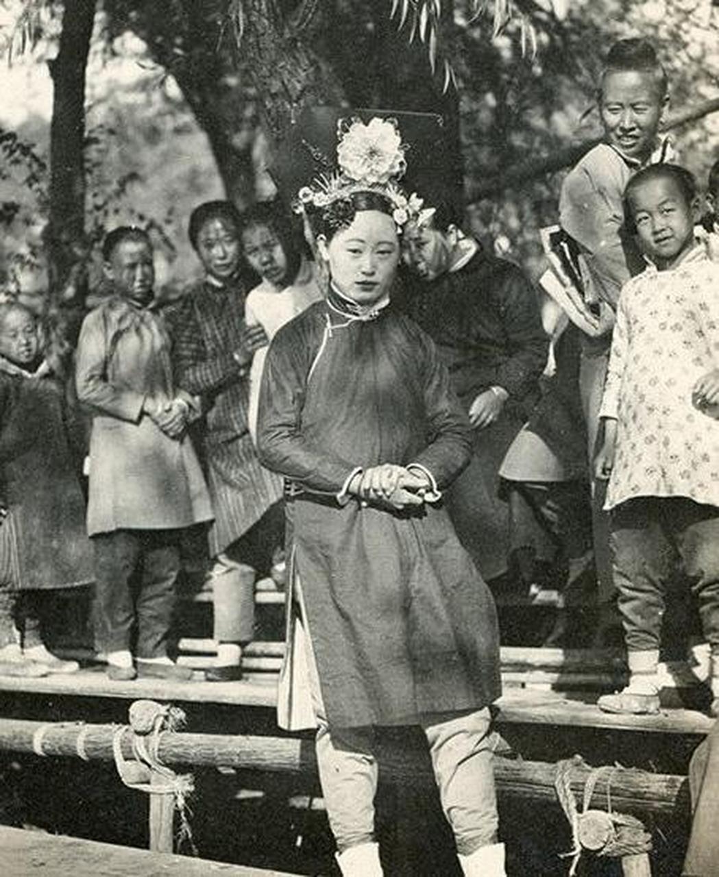 清朝时期的旗头女子,比较端正清瘦.旗头主要指满族妇女的发式.