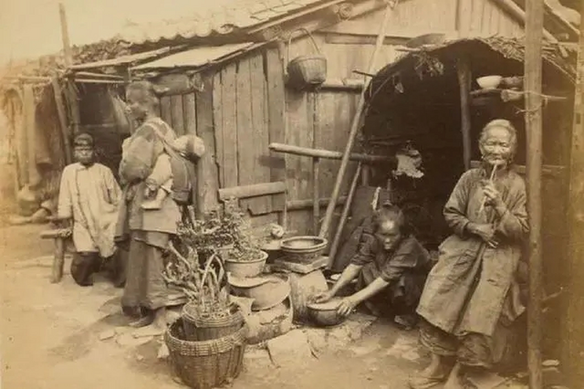 清朝老照片,在穷苦人眼里,住的地方能够遮风挡雨就不错了,他们有的人