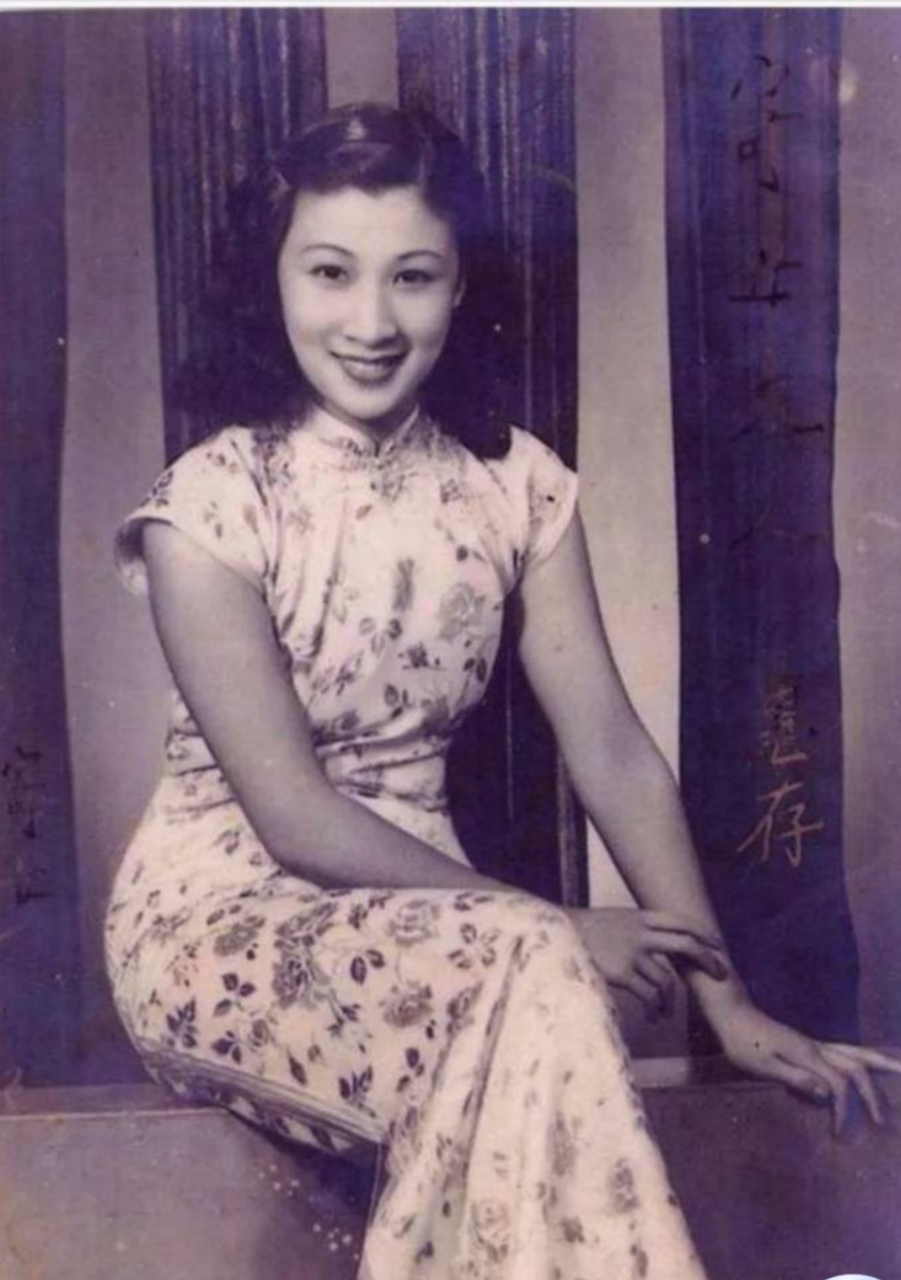 民国影星王熙春,又名宛贞,她既是上世纪30年代上海滩红极一时的京剧