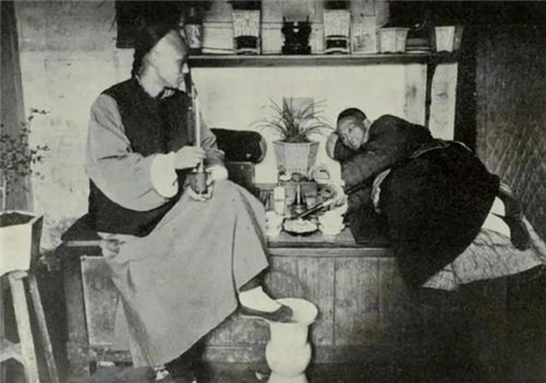 抽大烟上自清朝皇帝,太后,下至小有资产的平民,几乎成了一种风靡全国