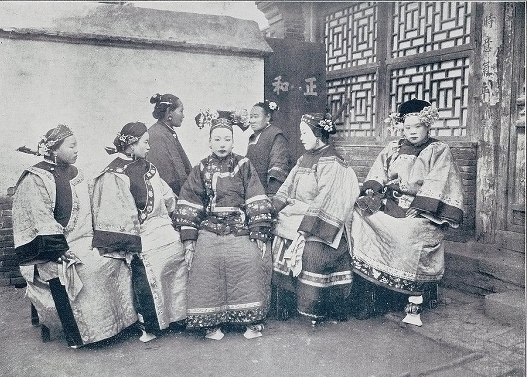 这是晚清时期贵妃的真实长相,后面则是伺候他们的嬷嬷.