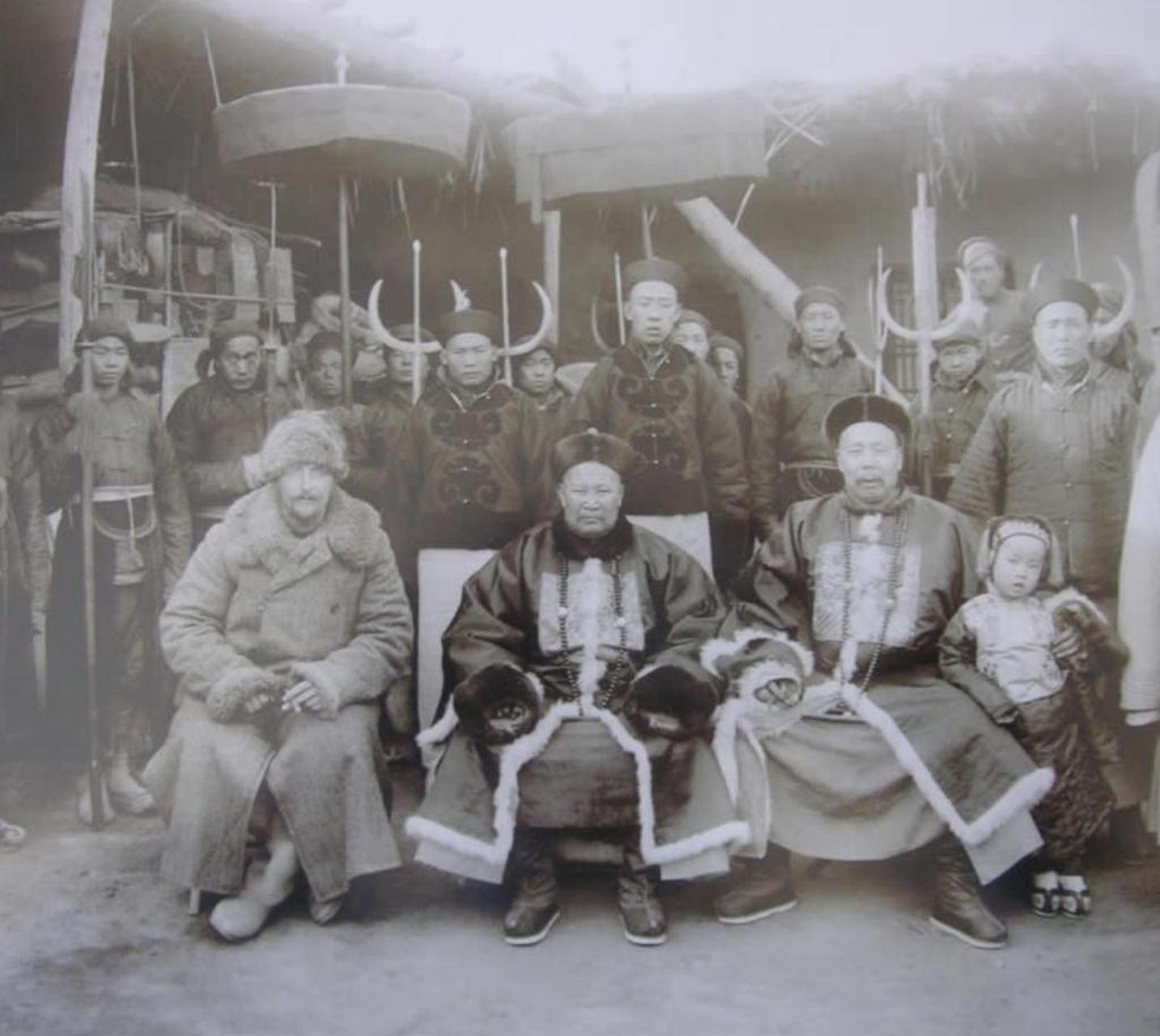 这是清朝时期一位朝廷大臣和外国人的留影旧照,老照片中的清朝士兵