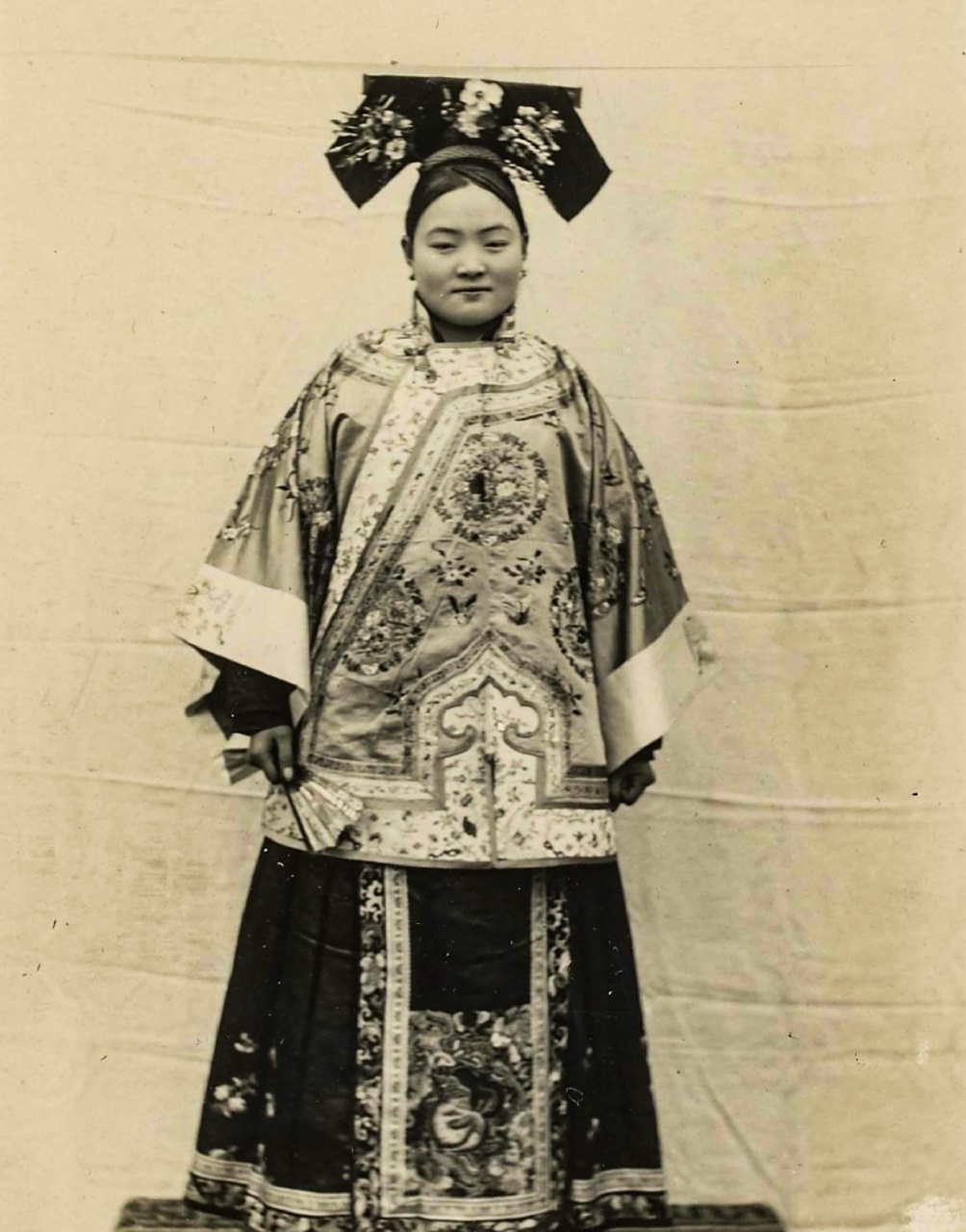外国摄影师镜头下的晚清女子,突然感觉清朝服饰也没那么难看.