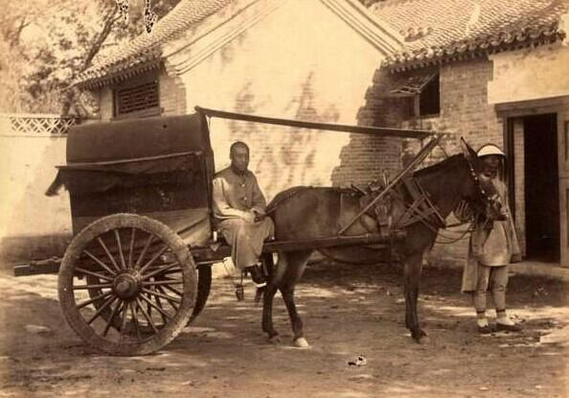 清朝末期同人家的外出方式,有馬車,牛車,人轎,人力車等