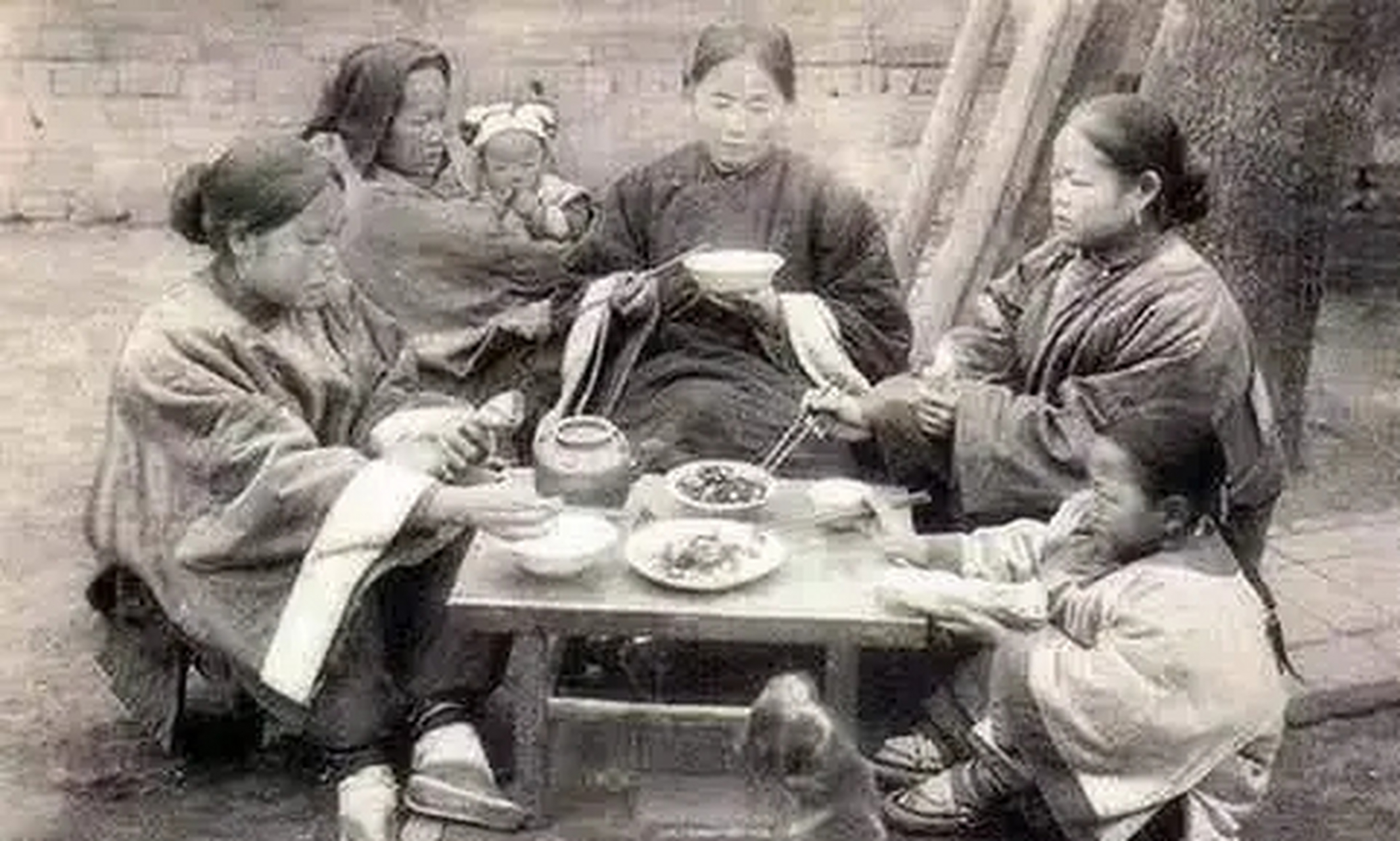 清末贫富差距旧照,在清朝老百姓的日子真的很困难,比电视剧中的还惨
