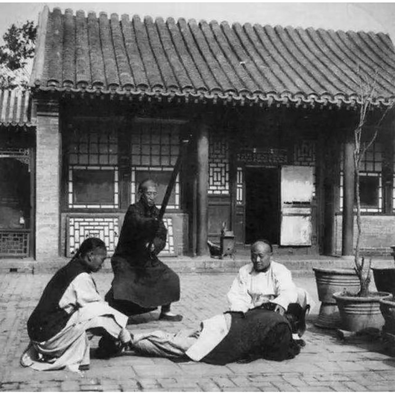 古代打板子应该是我们通常的叫法,一般是杖刑或者是棍刑,还有一种是答