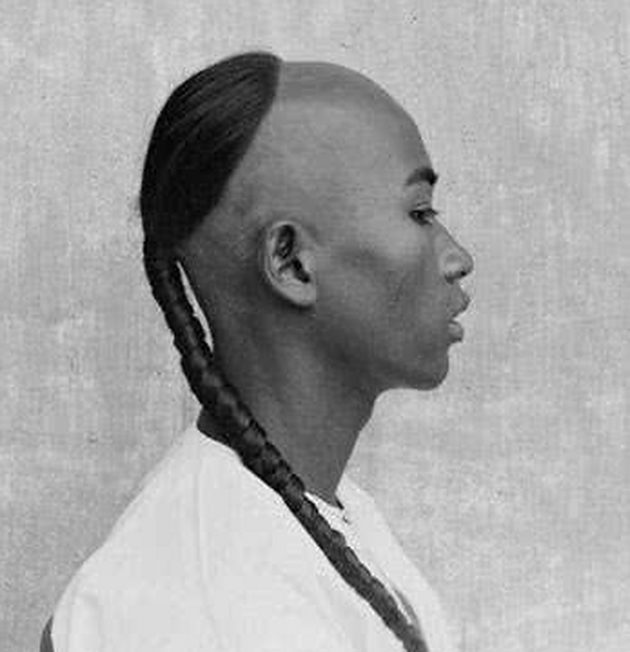 清朝男人的发型是遵照满人的习惯而来的,表示满州人