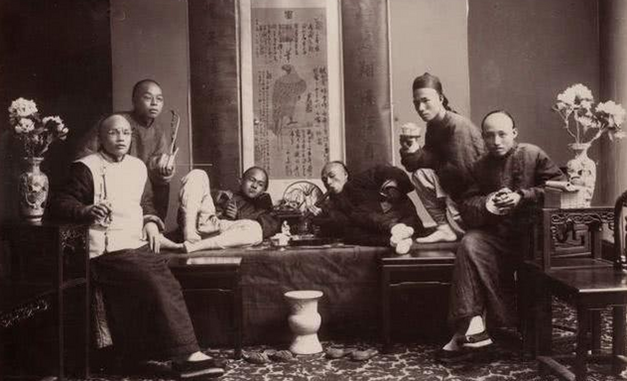 图为纨绔的满清子弟,聚在一起抽大烟.