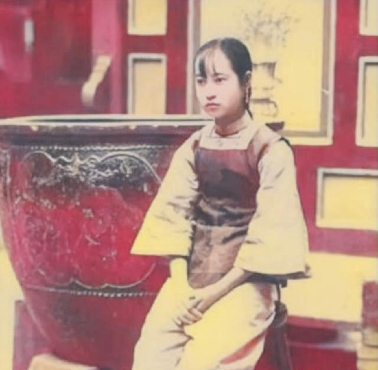 清末民初,年轻女子除了部分保留传统髻发式造型外,又在额前留短发,时