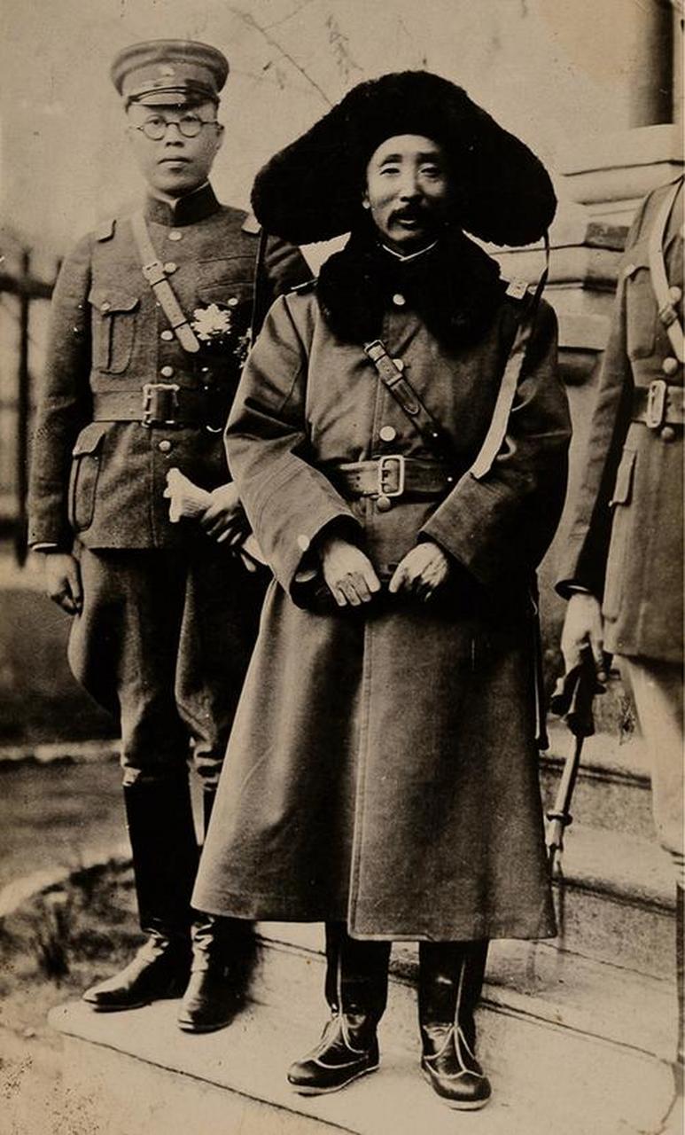 民国奉系军阀张作霖跟日本军官合影