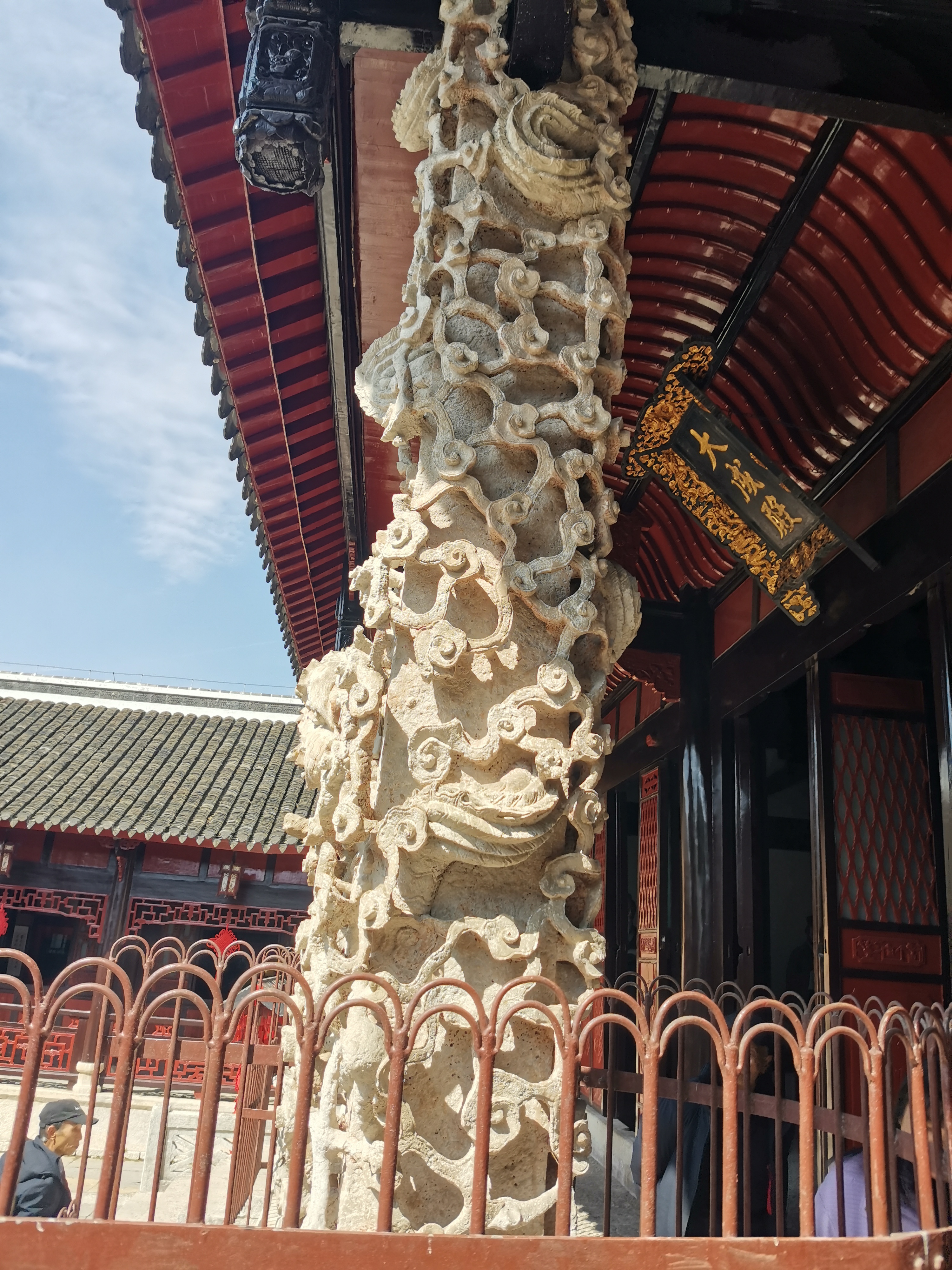 全国重点文物保护单位,安顺文庙,大成殿门前的俩很镂空石雕龙柱,是镇