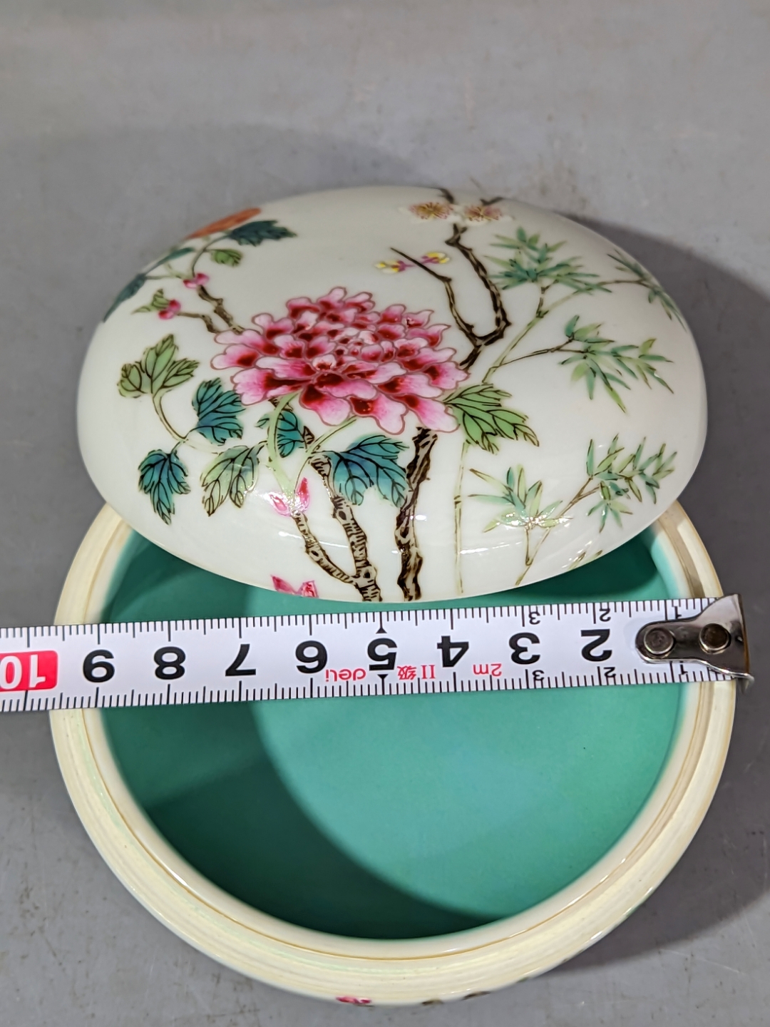 清,粉彩花卉纹粉盒