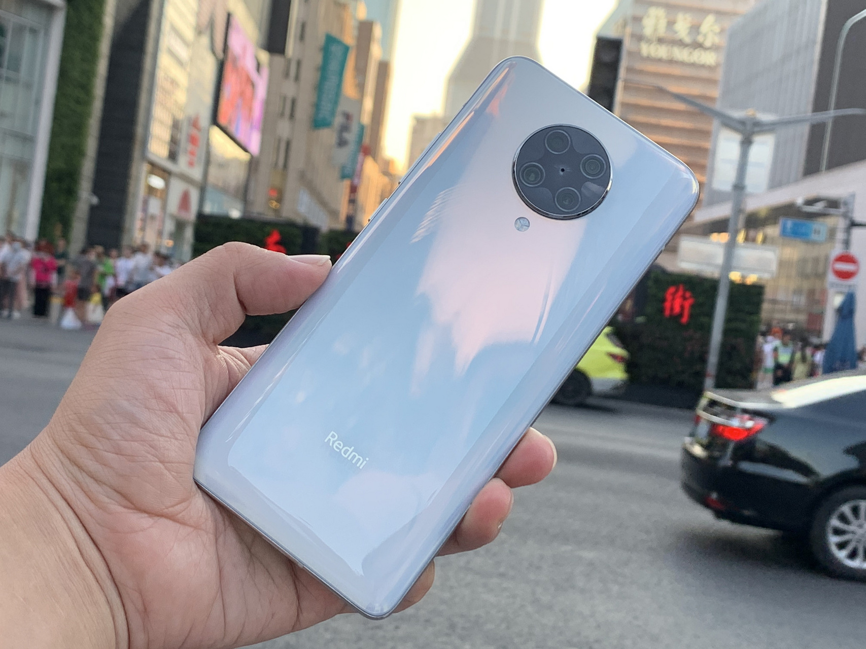 红米k30至尊纪念版,除了在外观配色方面有了较大的改变,更加年轻时尚