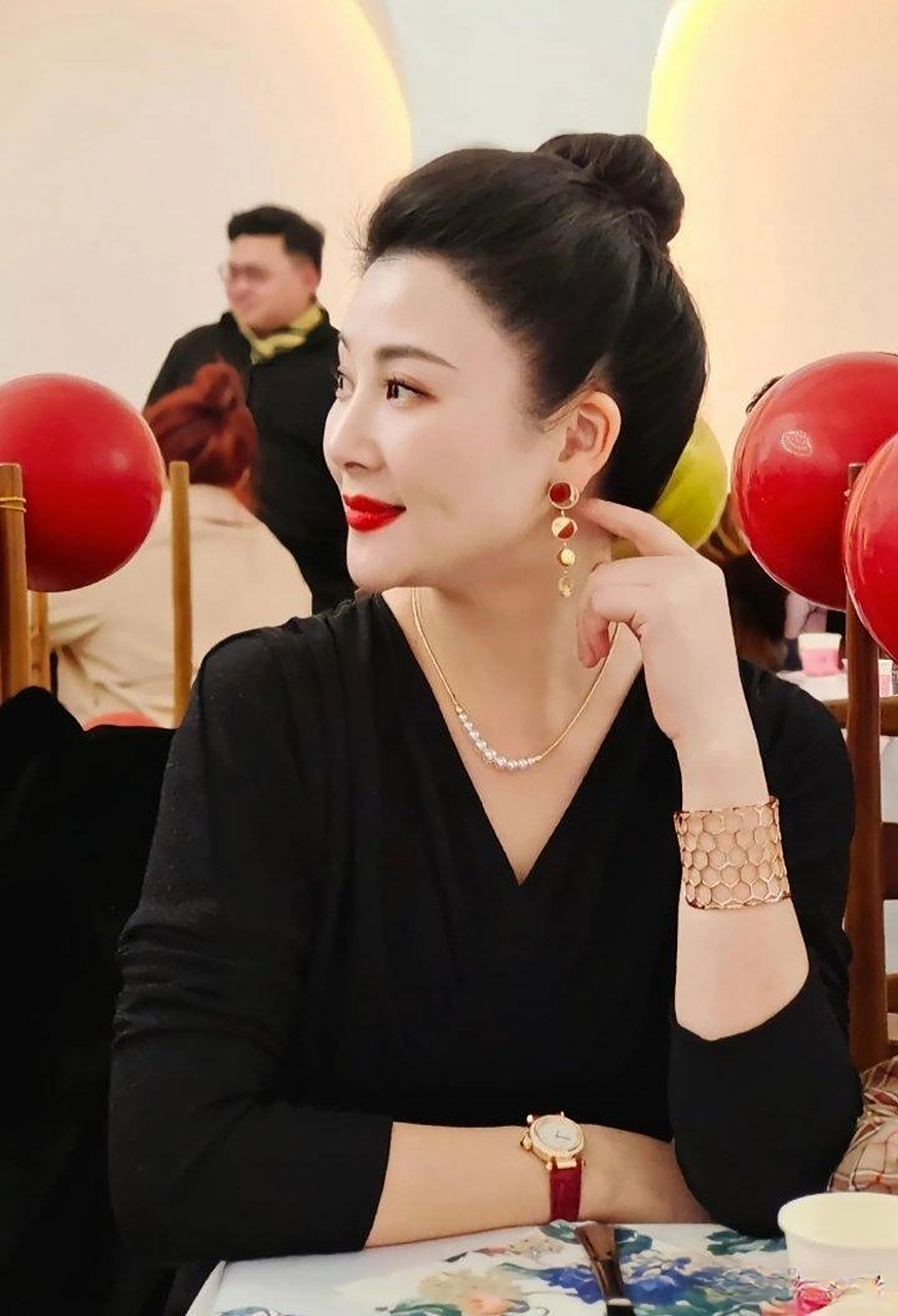 端庄气质佳   美熟