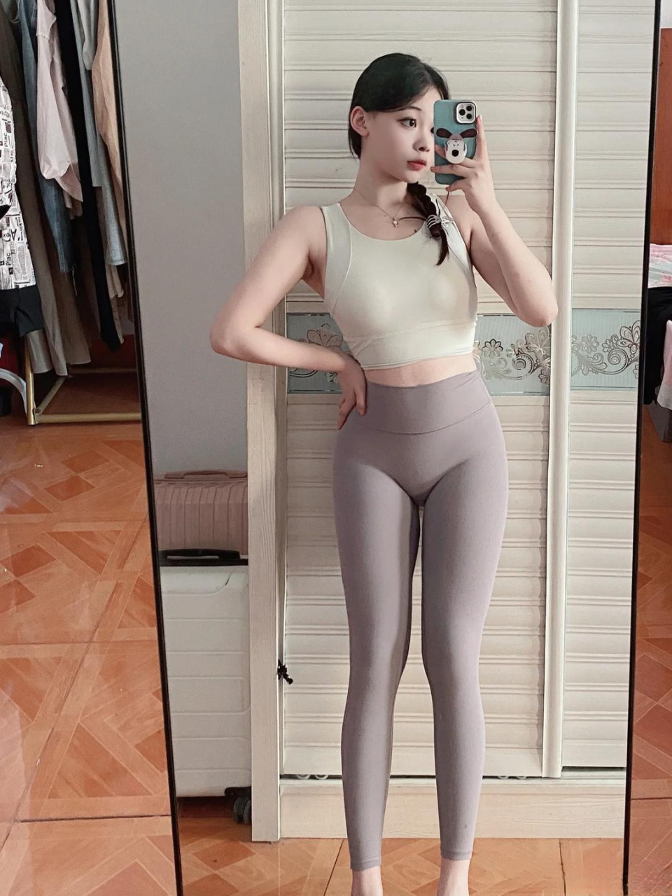 清纯的瑜伽服美女