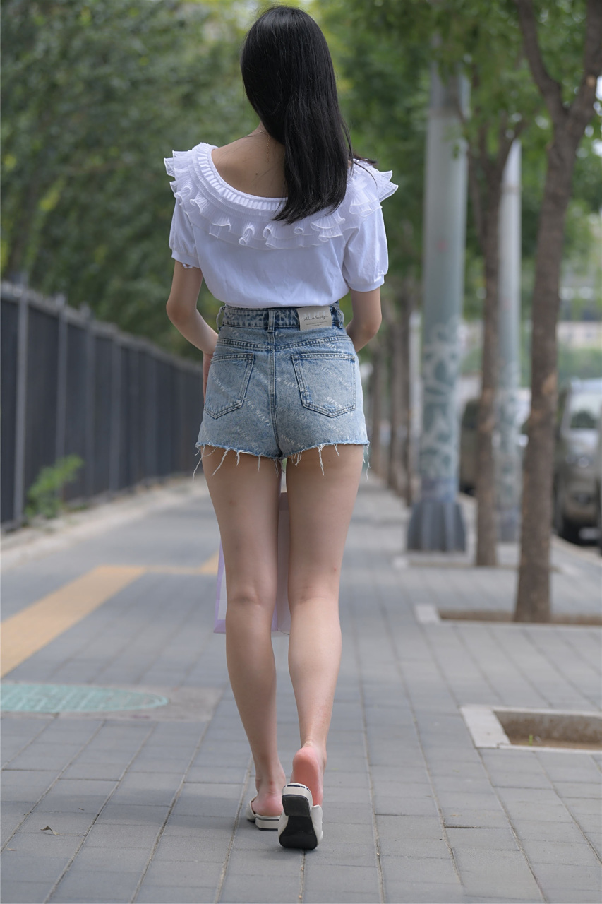 邻居美腿姐姐#热裤美女# #超短裤美女# #肤白貌美大长腿