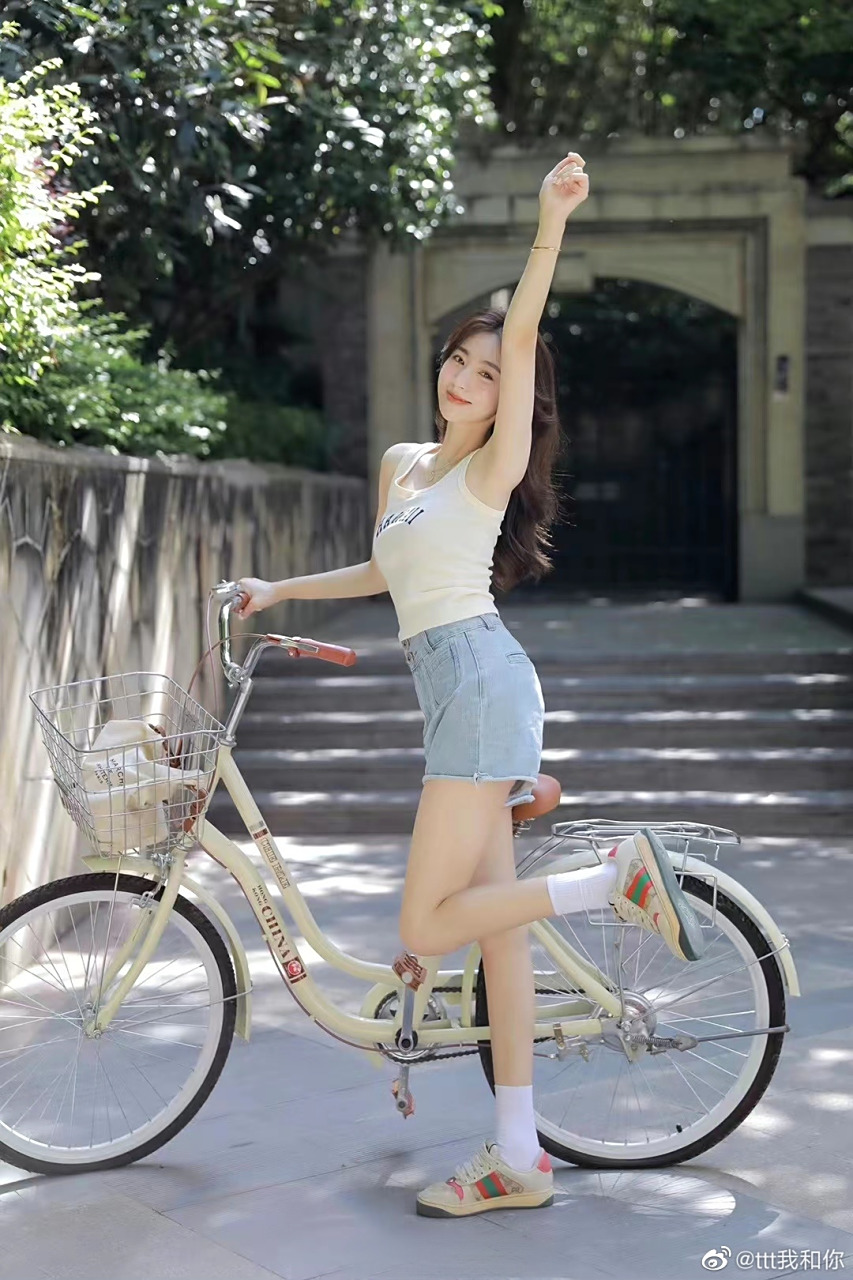 清纯单车美少女,小背心搭牛仔热裤展现出独特的美#单车##背心##牛仔