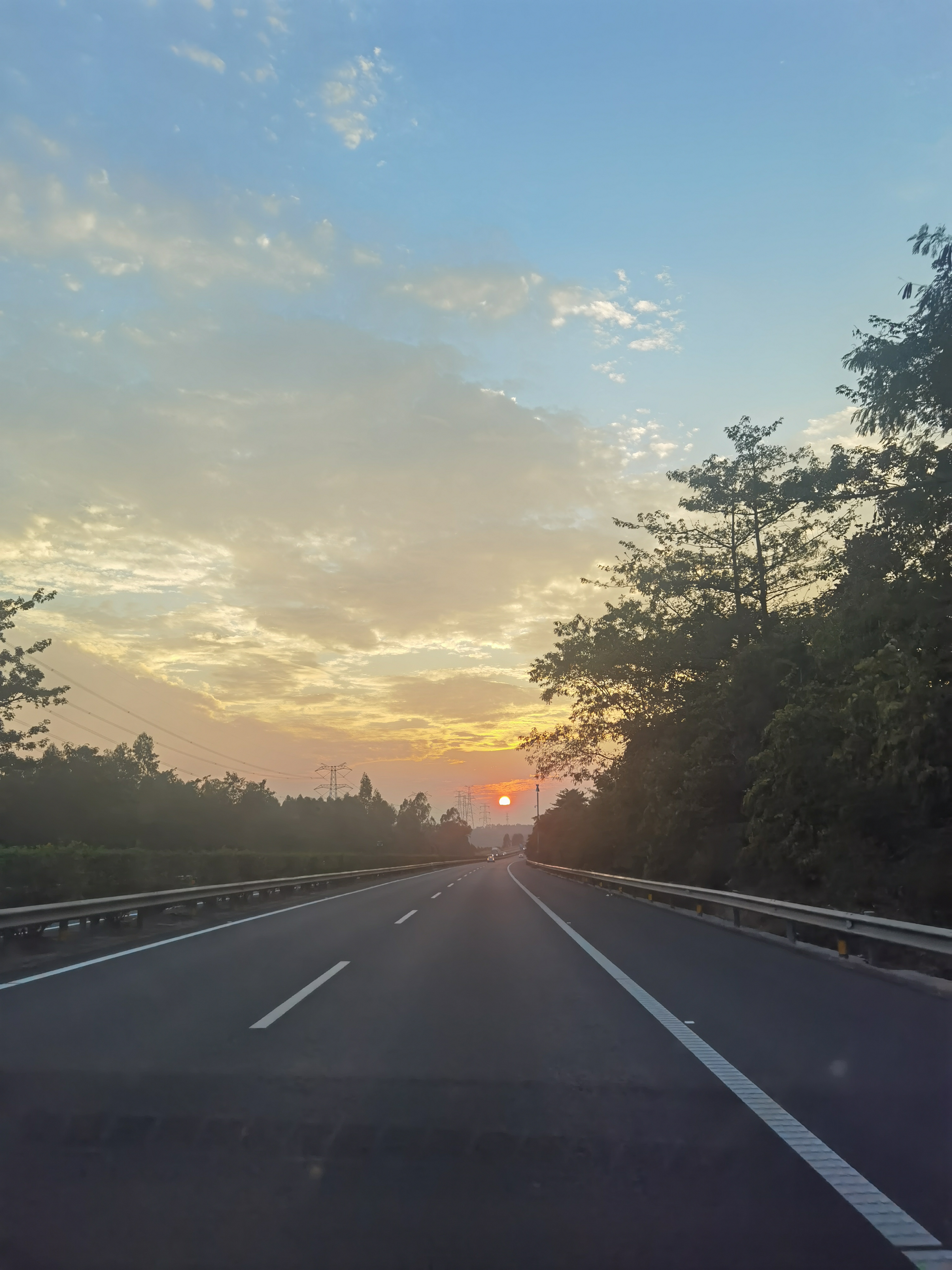 太阳照着道路的图片图片