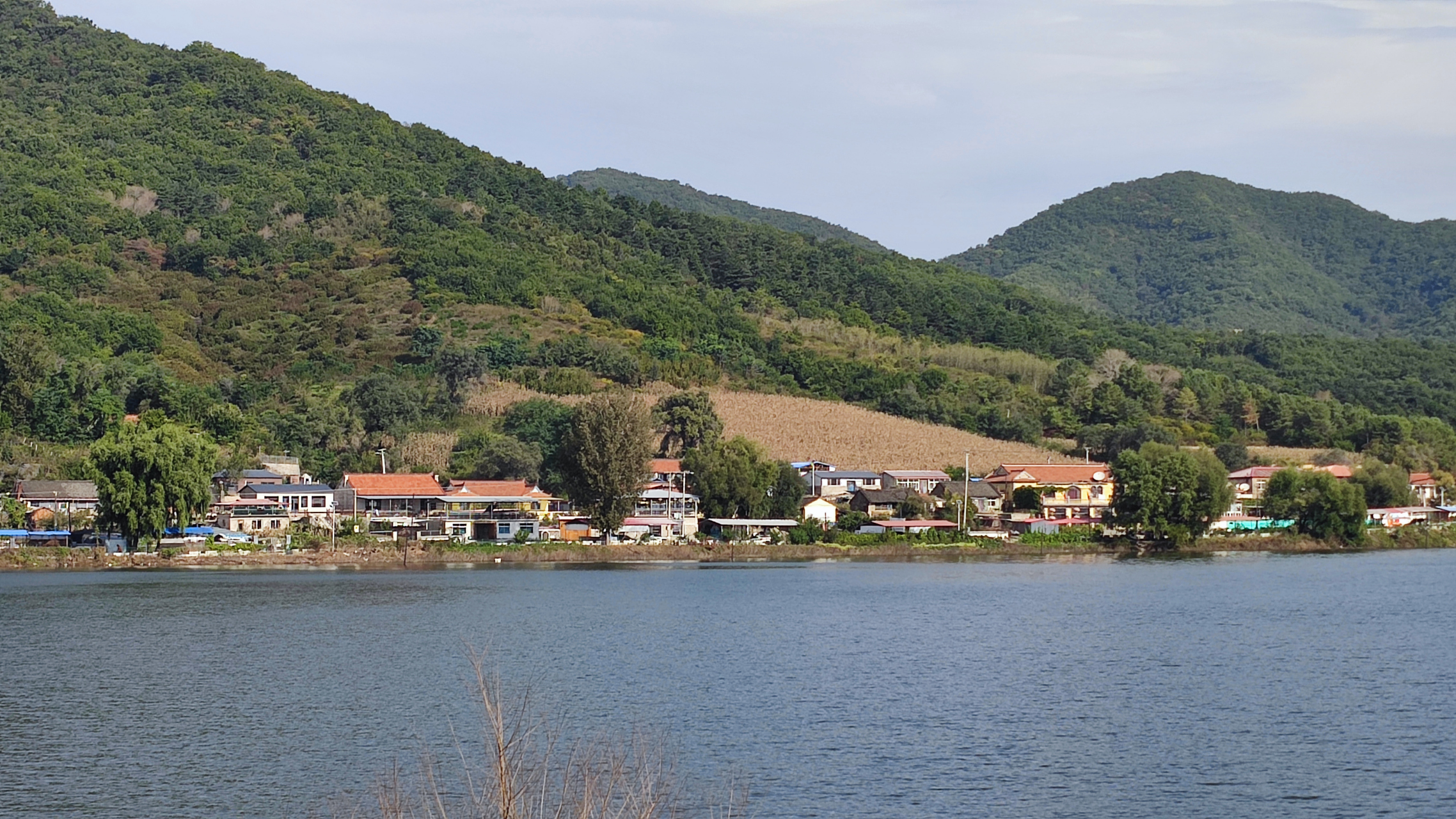 辽宁辽阳依山傍水的小山村