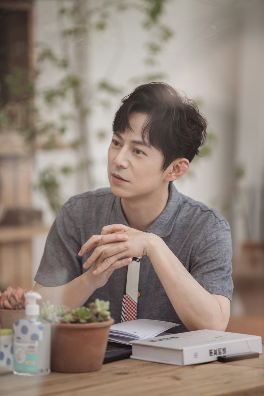 主持人何炅曾说:  这个世界真的是平衡的,如果你真的觉得很难,坚持不