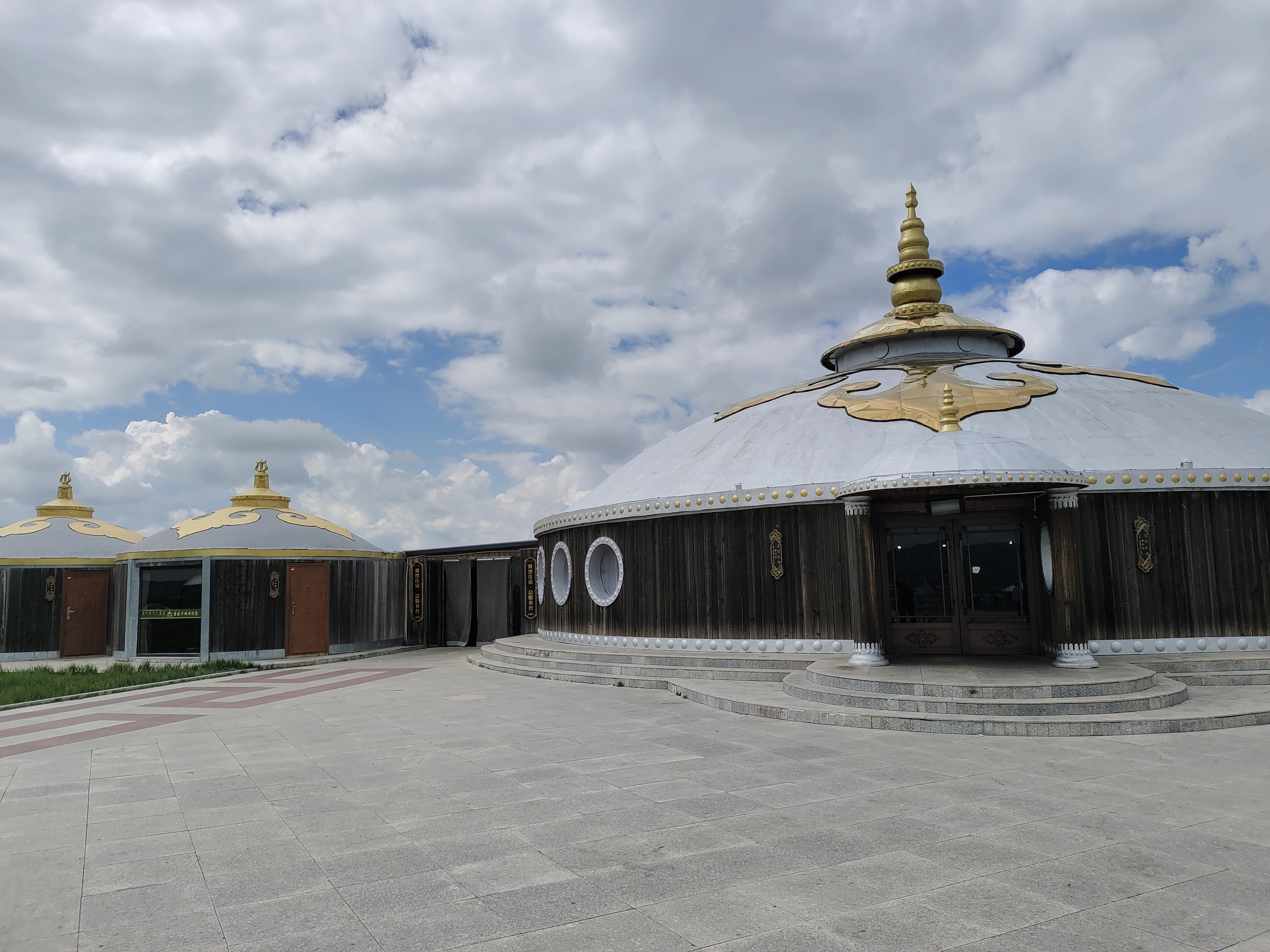 秋天,是一幅绚丽多彩的画卷,是一首诗情画意的诗篇