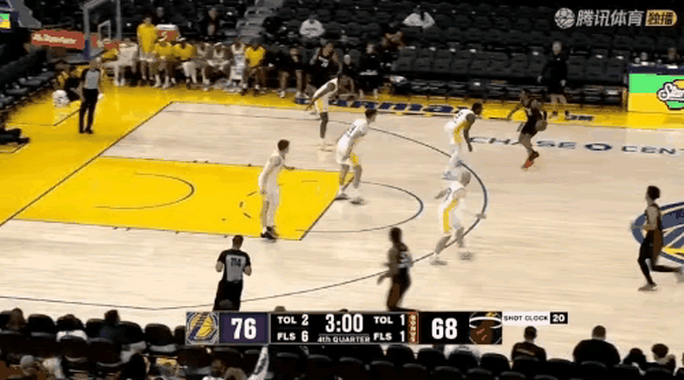 录像收了!布朗尼惨成背景板,2次被同一球员羞辱摊手表不满.